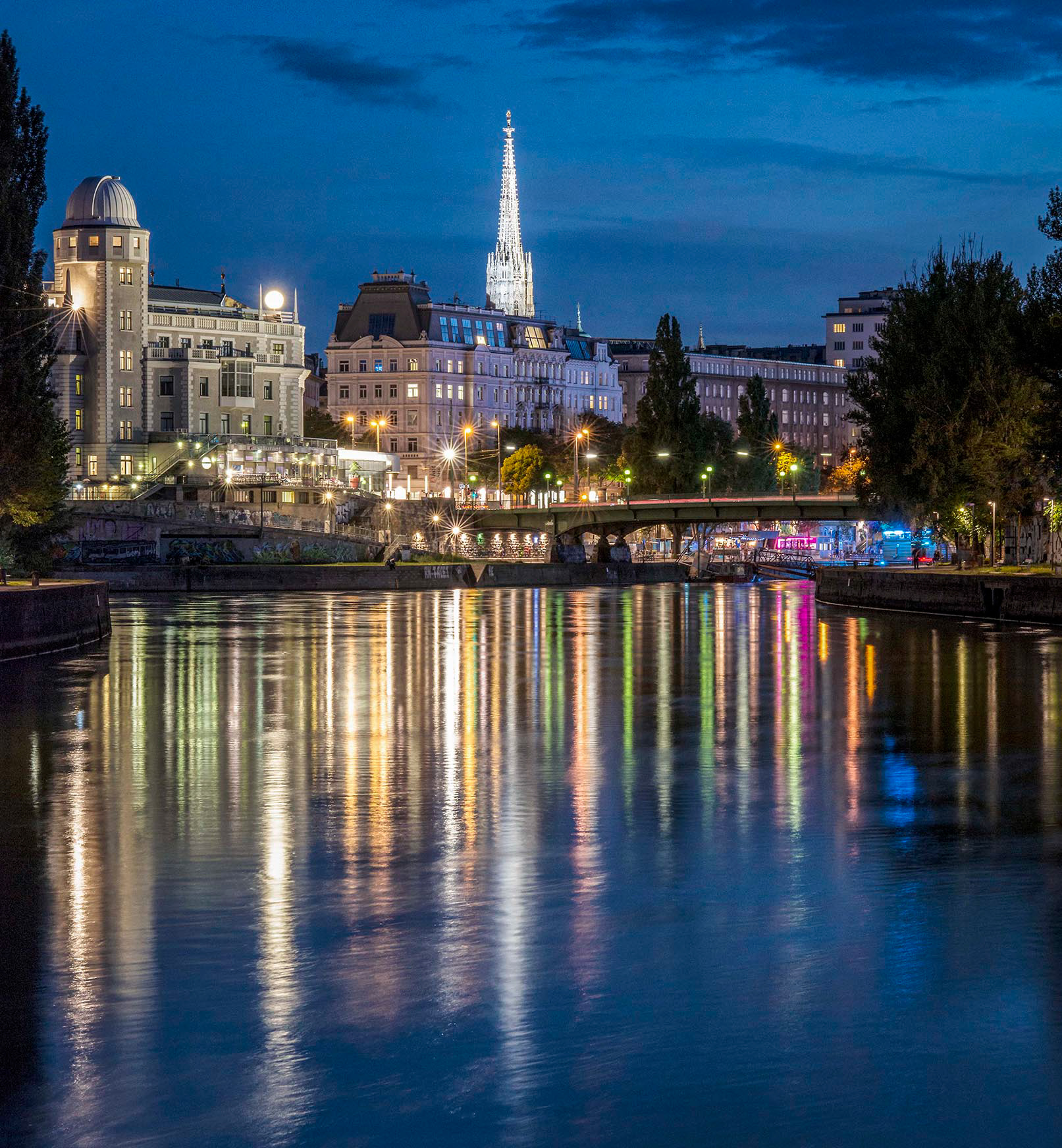 Donaukanal am Abend mit Urania & Stephansdom, 1010