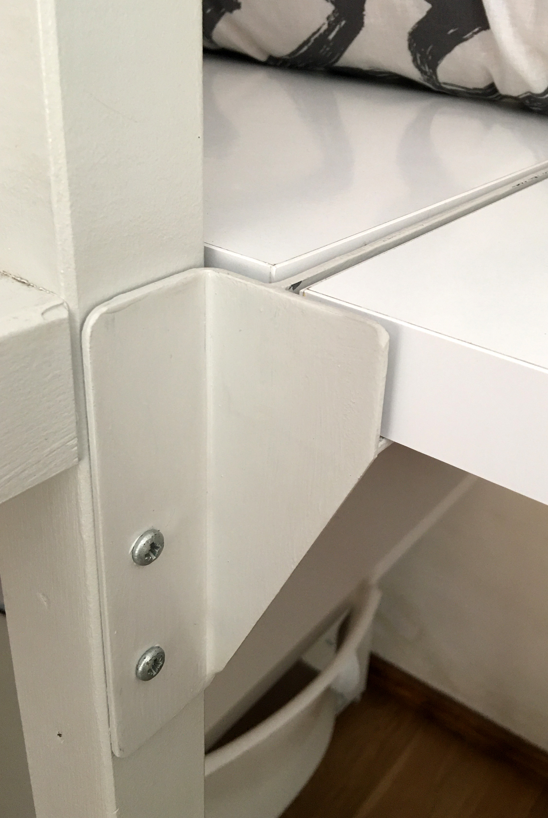 Tableros cama sujetos a largueros pared y soporte metálico