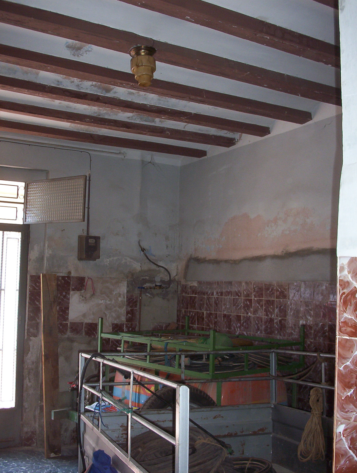 Entrada a la casa: almacén agrícola