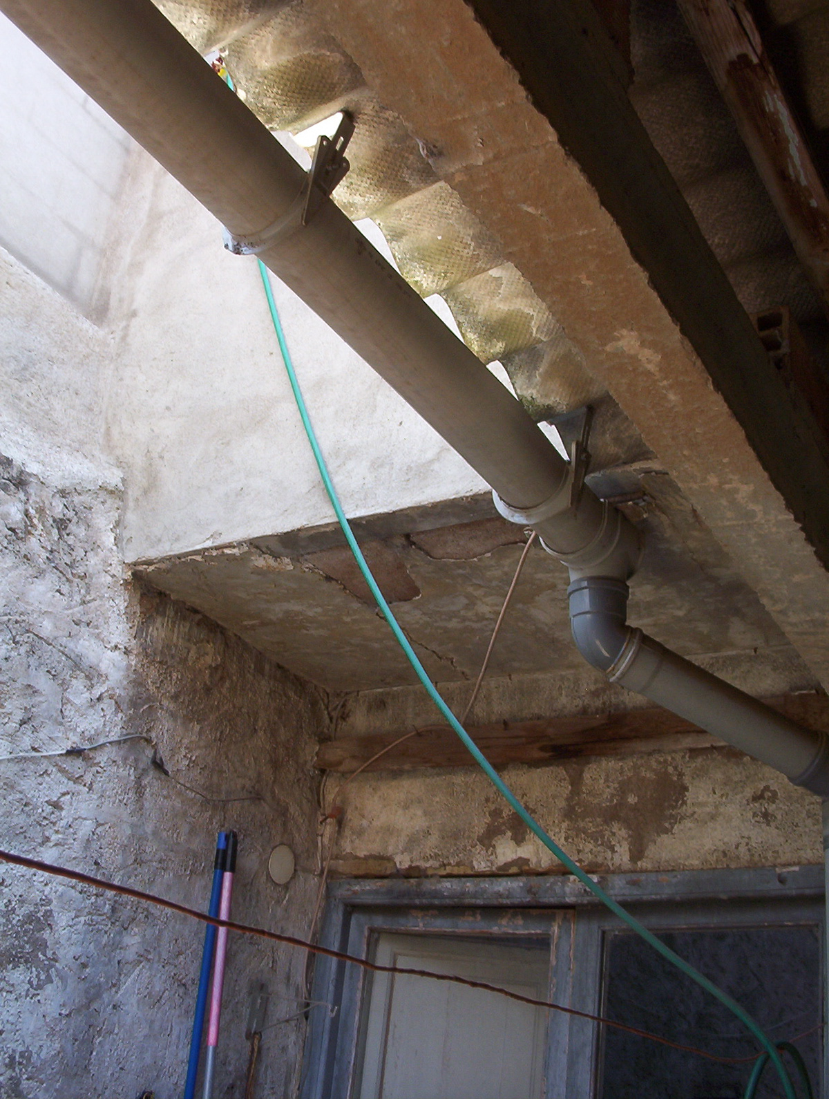 Cobertizo de uralita en patio