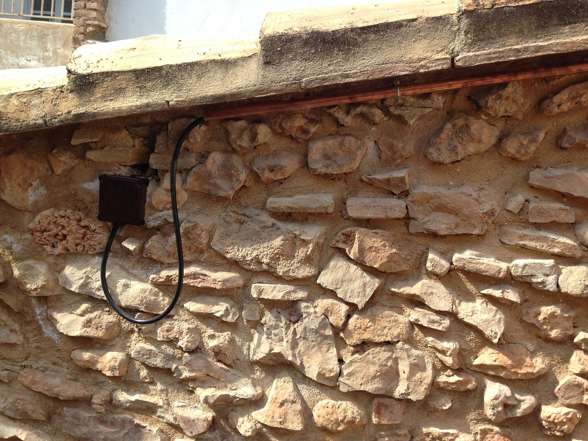 Detalle alero con rasillas y tejas árabes. Electrificación superficial