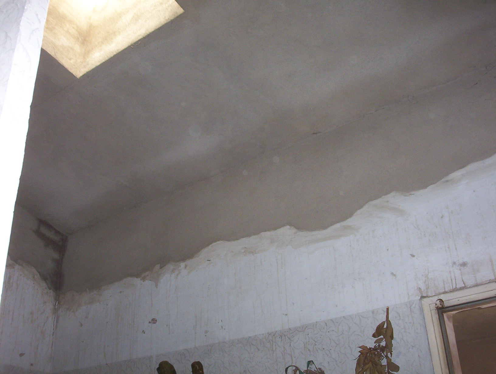 Detalle tragaluz en tejado reformado