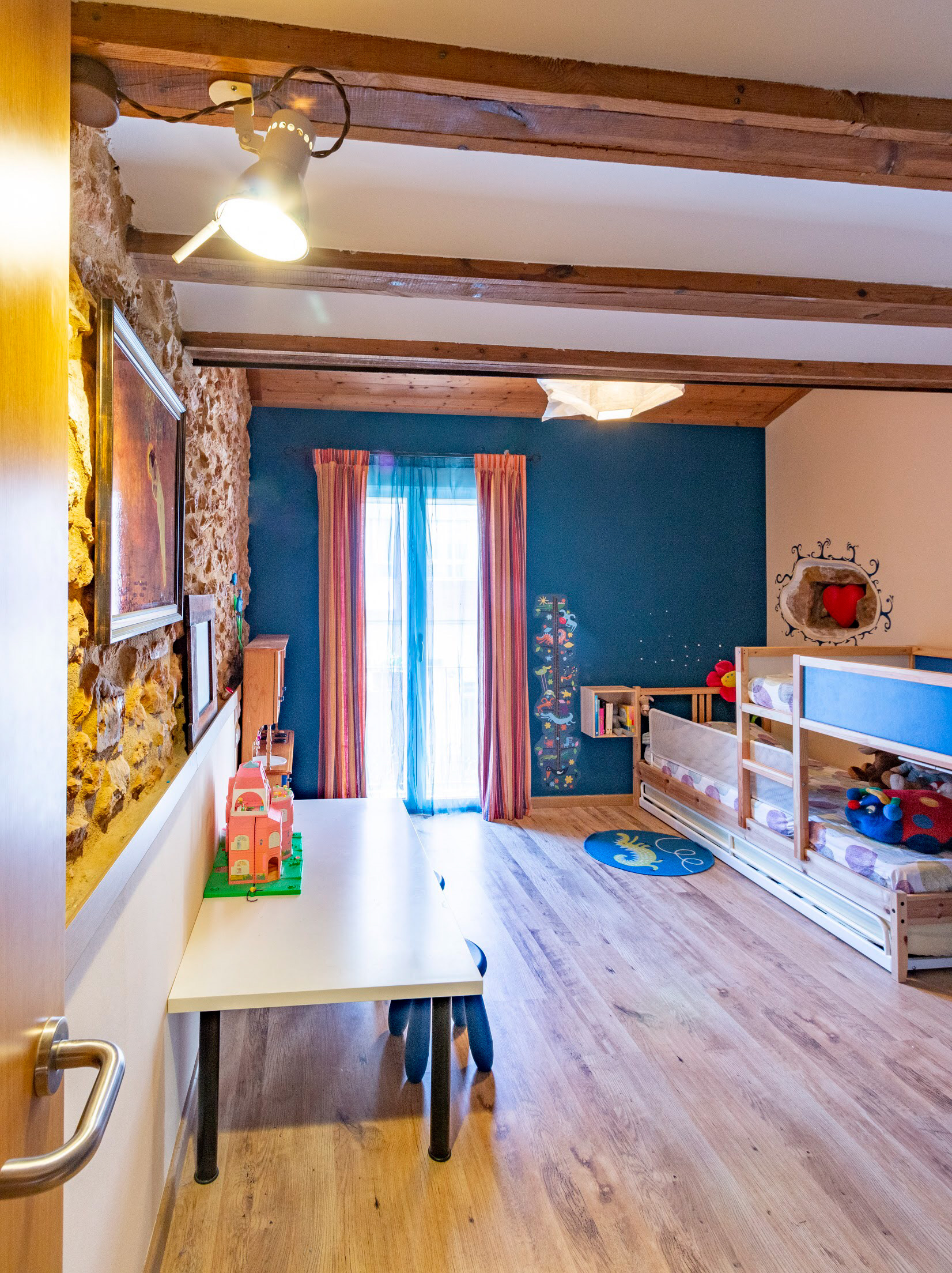 Habitación a calle con cambio de planos en techos y huecos originales en medianeras.