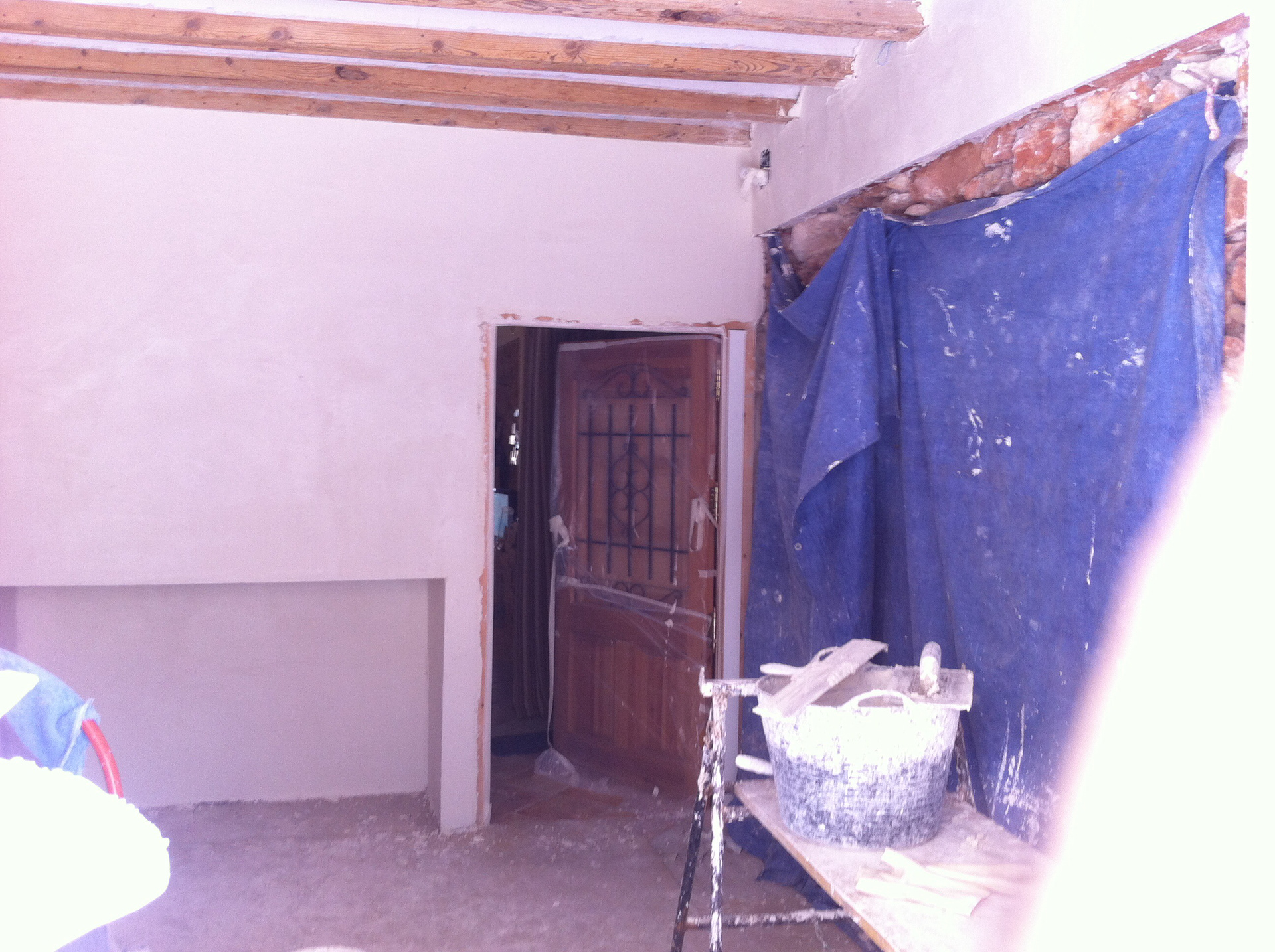 Lucida protegiendo la pared para no ensuciar la piedra que todavía no hemos rejuntado en este caso