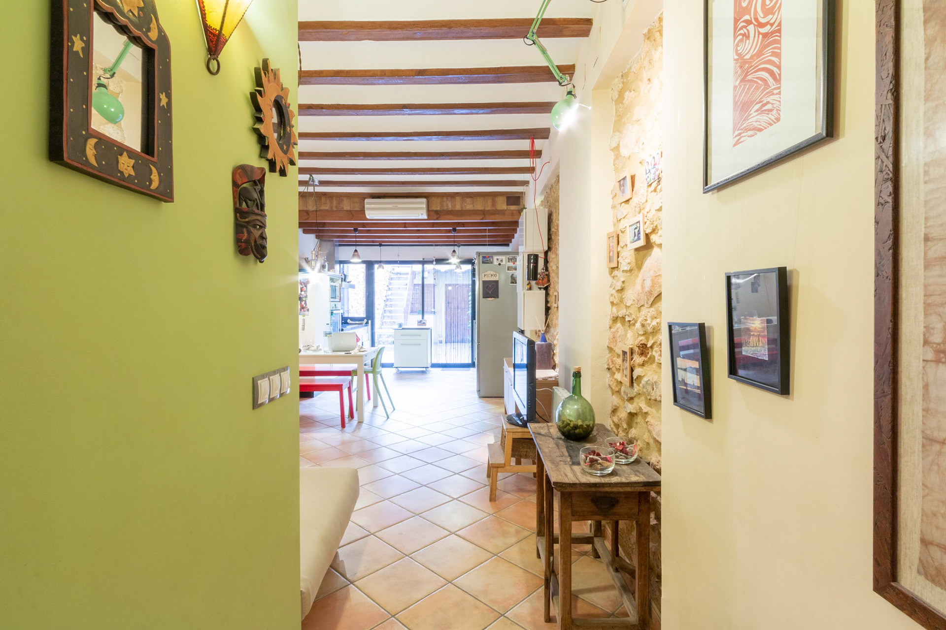 Acceso al comedor dejando a la izquierda el baño