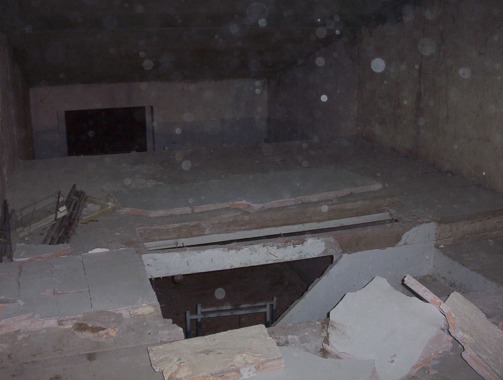 Tirar barandillas pero con cuidado por la estructura.