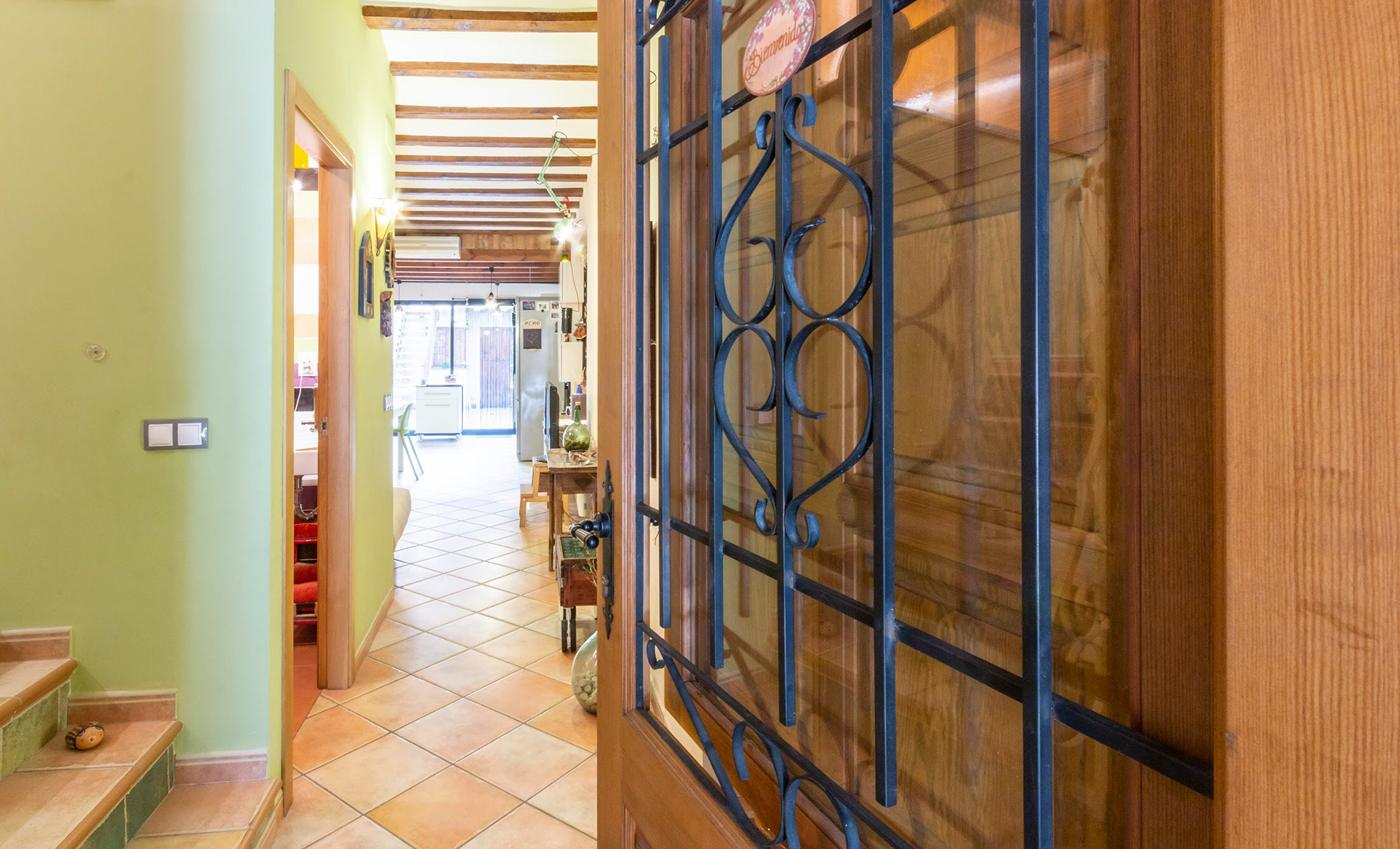 Entrada a la casa desde el garaje