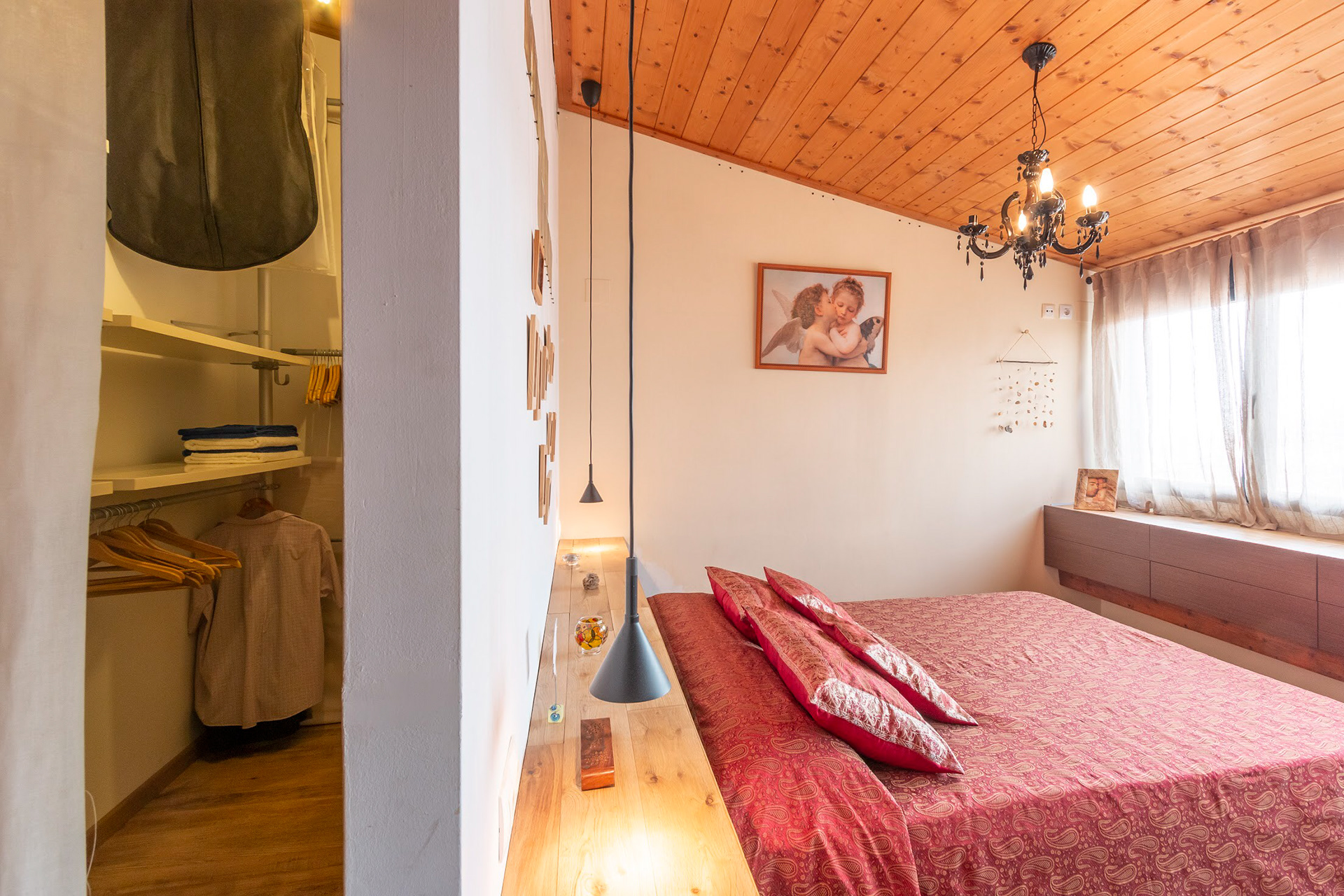 Ropero y zapatero contiguo en la habitación de matrimonio