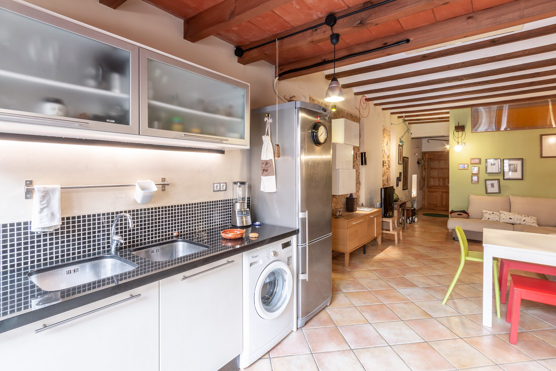 Cocina-comedor con acceso directo al patio. Posibilidad de girar la mesa 90 grados y dar cabida a reuniones familiares