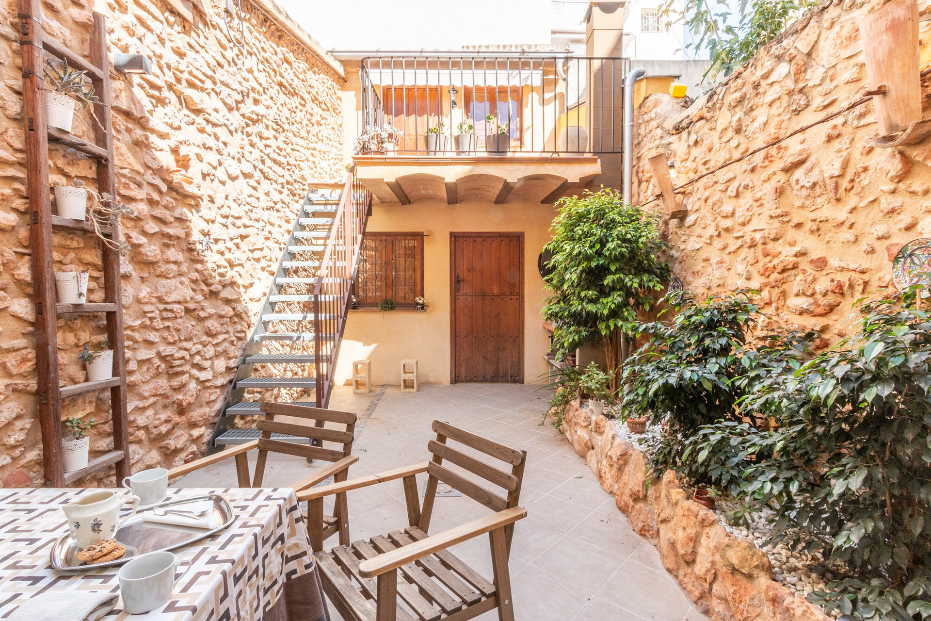 Patio con dos ambientes diferenciados en los que podremos disfrutar mientras escuchamos los cantos de los pájaros que nos acompañan