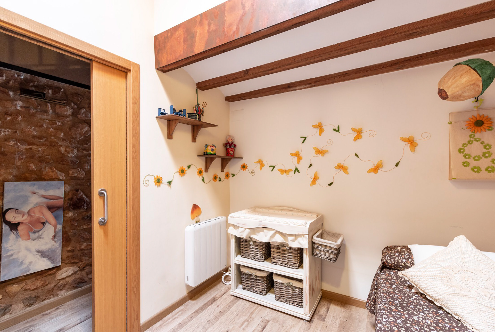 Habitación iluminada por la claraboya automatizada