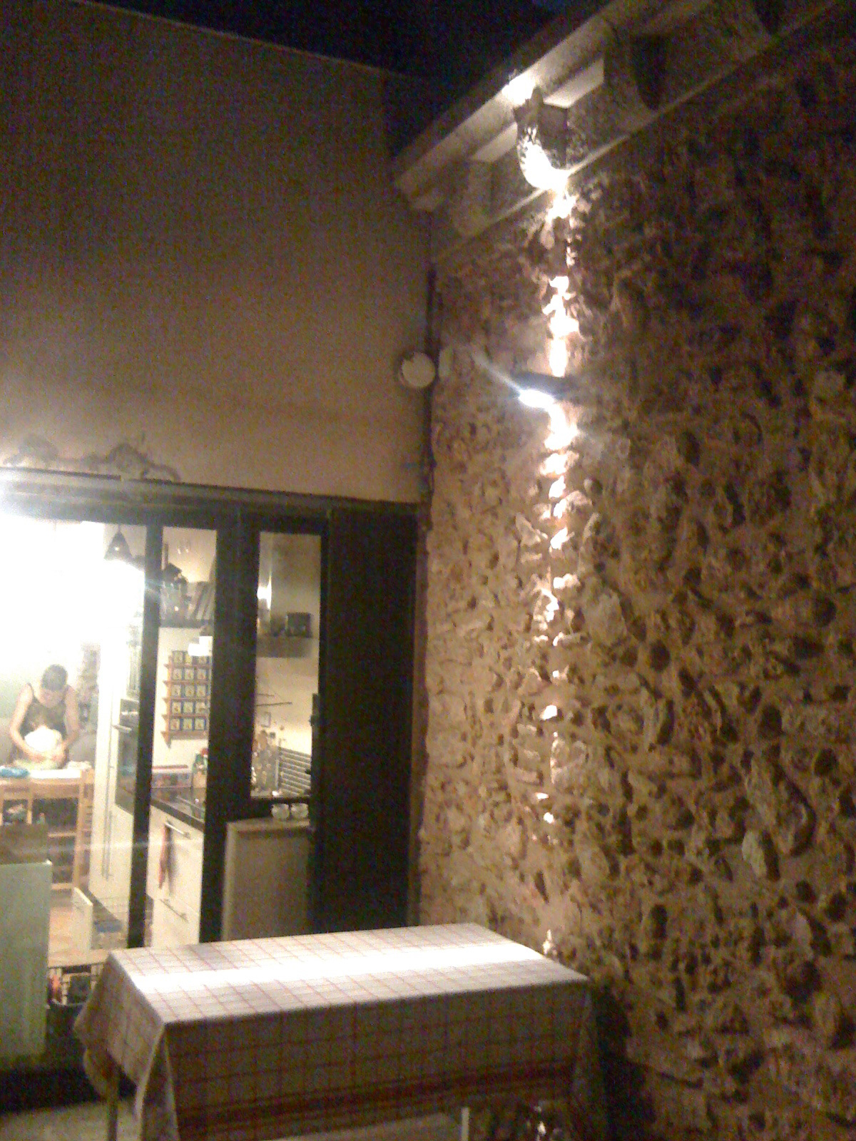 Iluminación de barrido vertical centrado con alero de piedra tallada