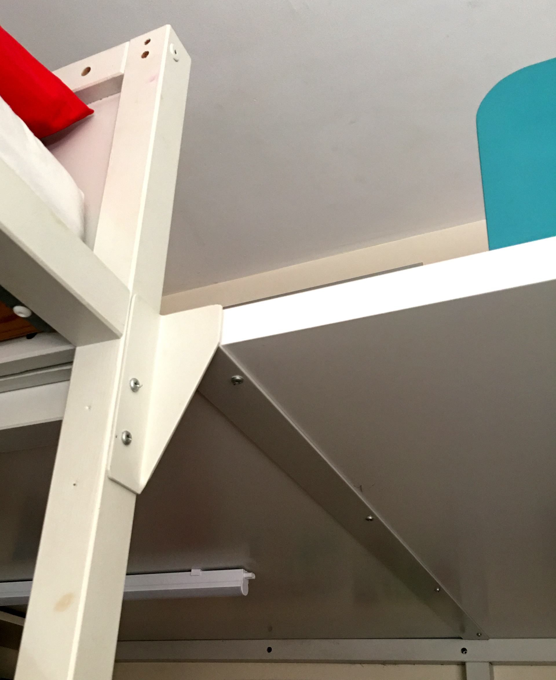 Soporte metálico fijado en litera y largueros a pared