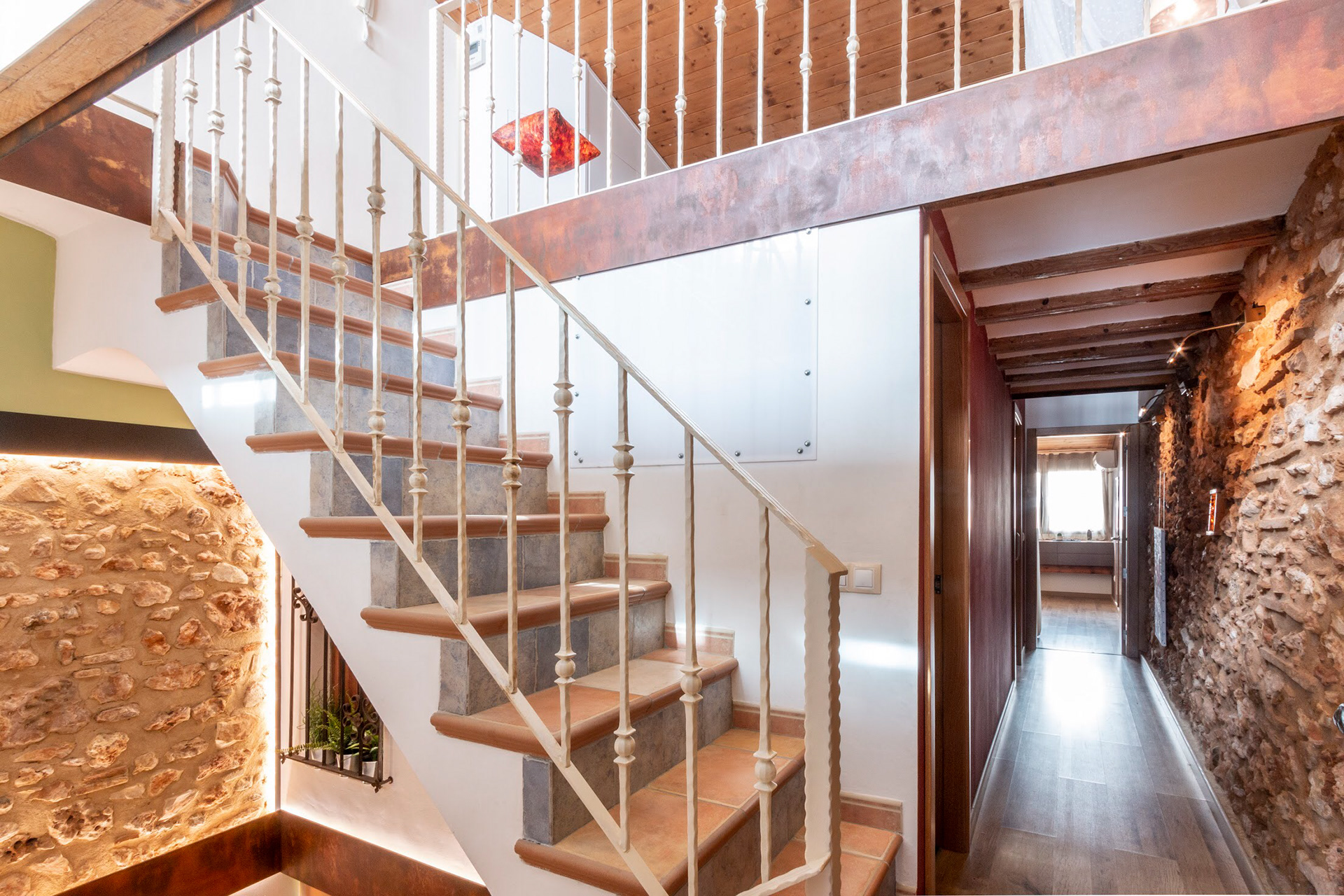 Tramo de escalera superior creando espacio abierto e iluminado