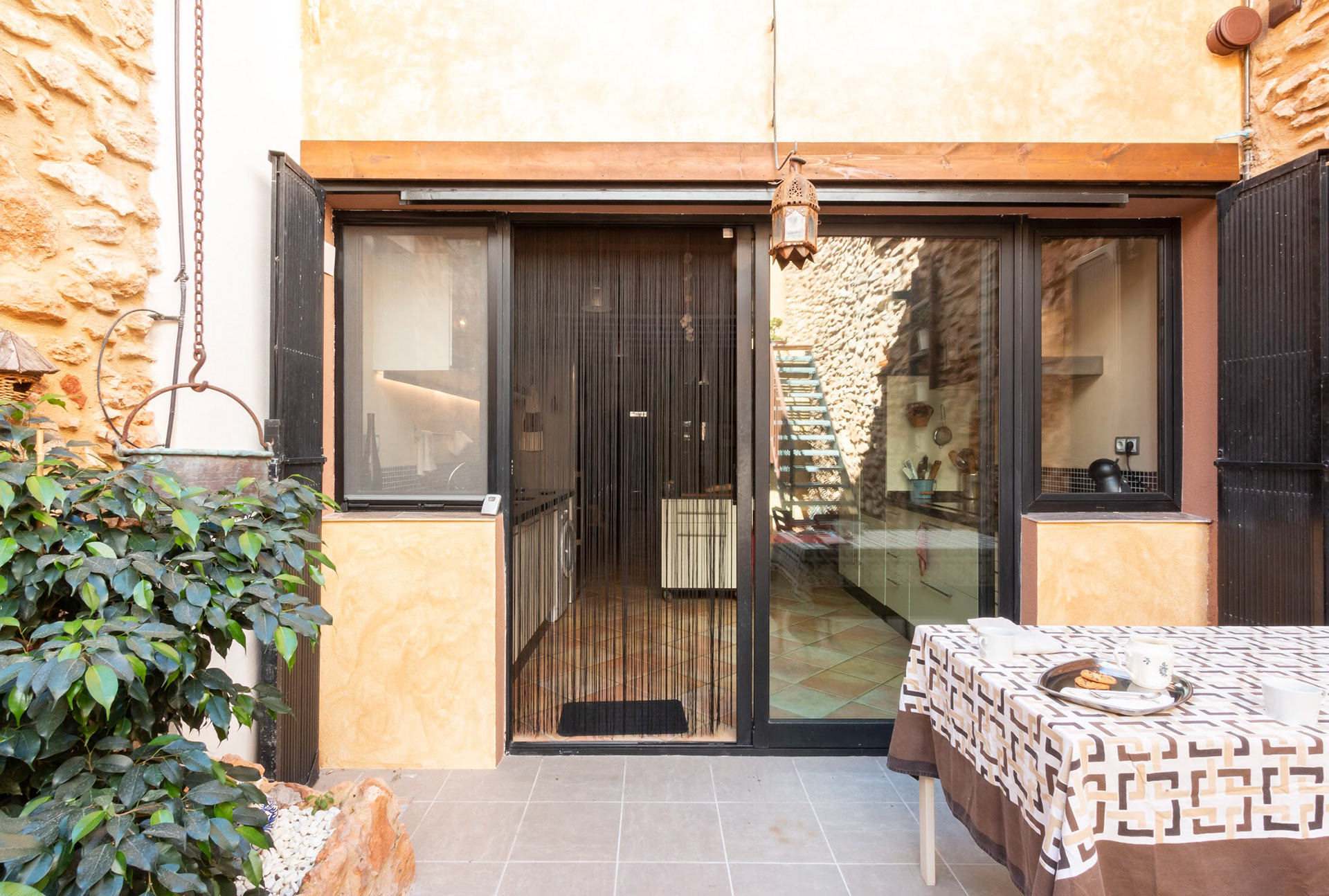 Iluminación natural a cocina y comedor. Con ventanas laterales oscilobatientes para ventilación cruzada.