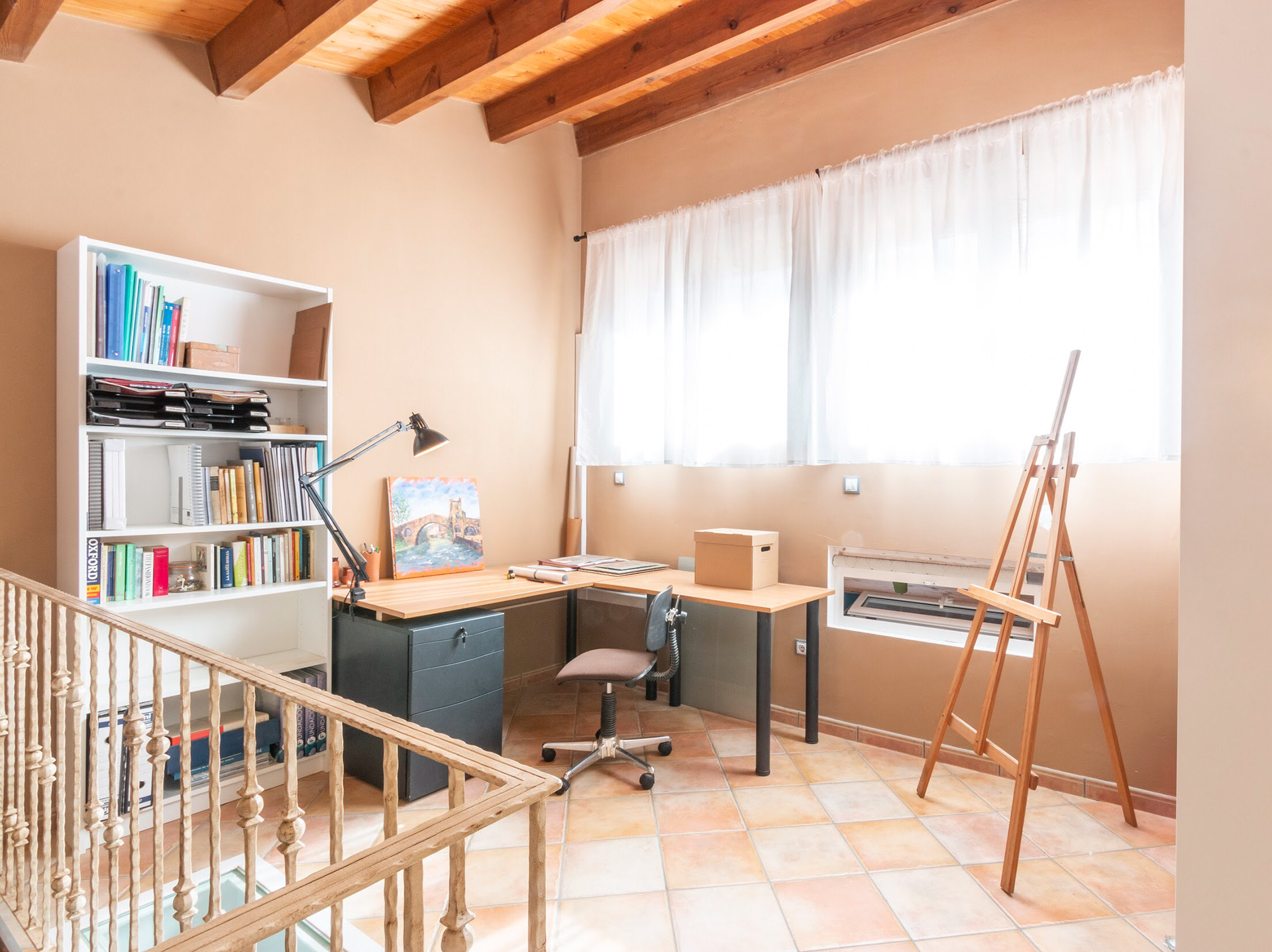 Estudio en última planta iluminado por la fachada Sur.