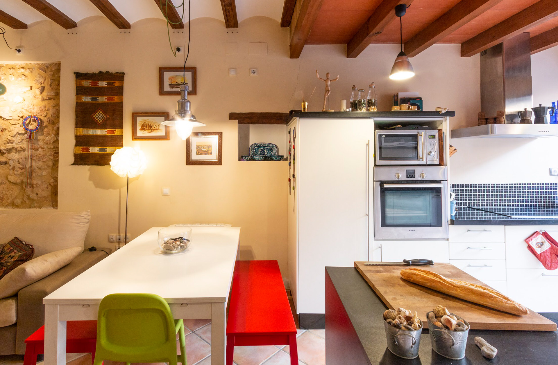 Isla movil que crea triangulación con las dos encimeras de la cocina para hacerla totalmente funcional. Todo ello acompañado de la iluminación natural y vegetación del patio.