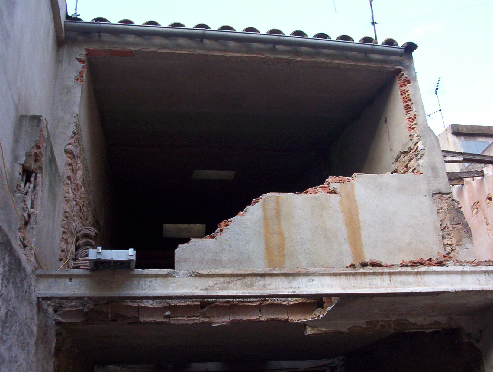 Demolición de una ampliación con vigas con aluminosis