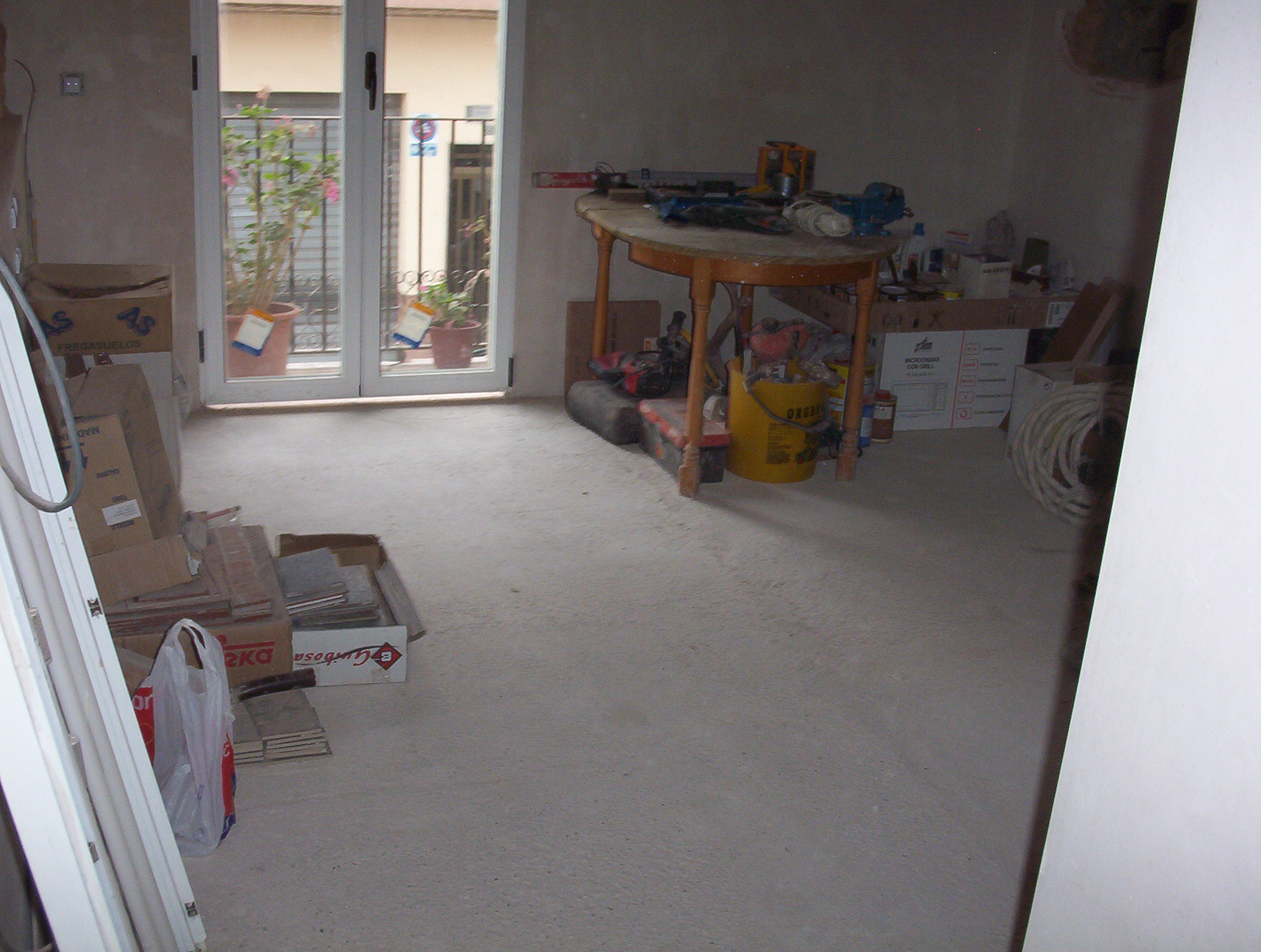 Taller improvisado habitación calle