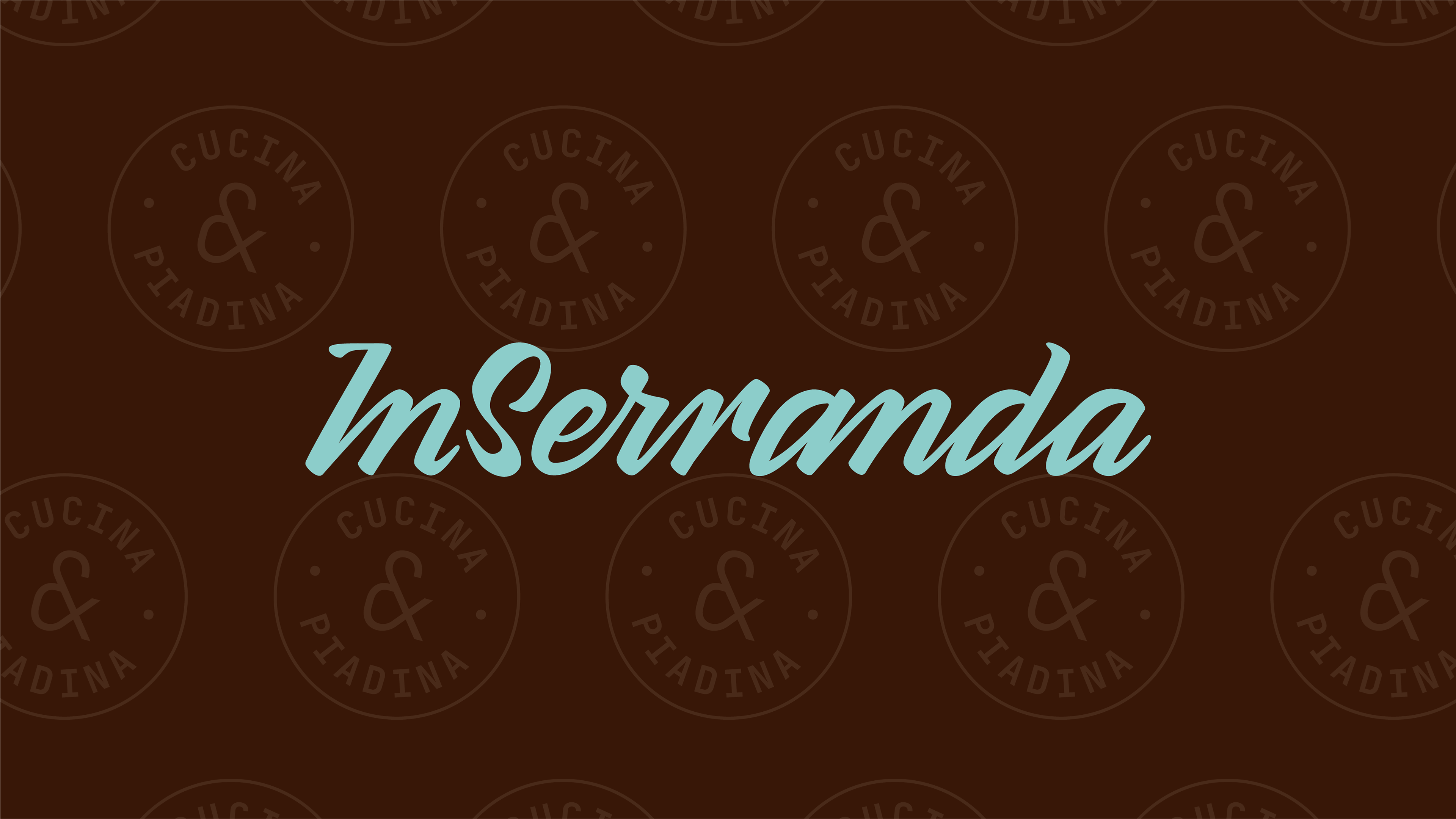 Logo calligrafico InSerranda in verde su marrone scuro, il fondo è un leggero pattern con il testo "cucina e piadina"