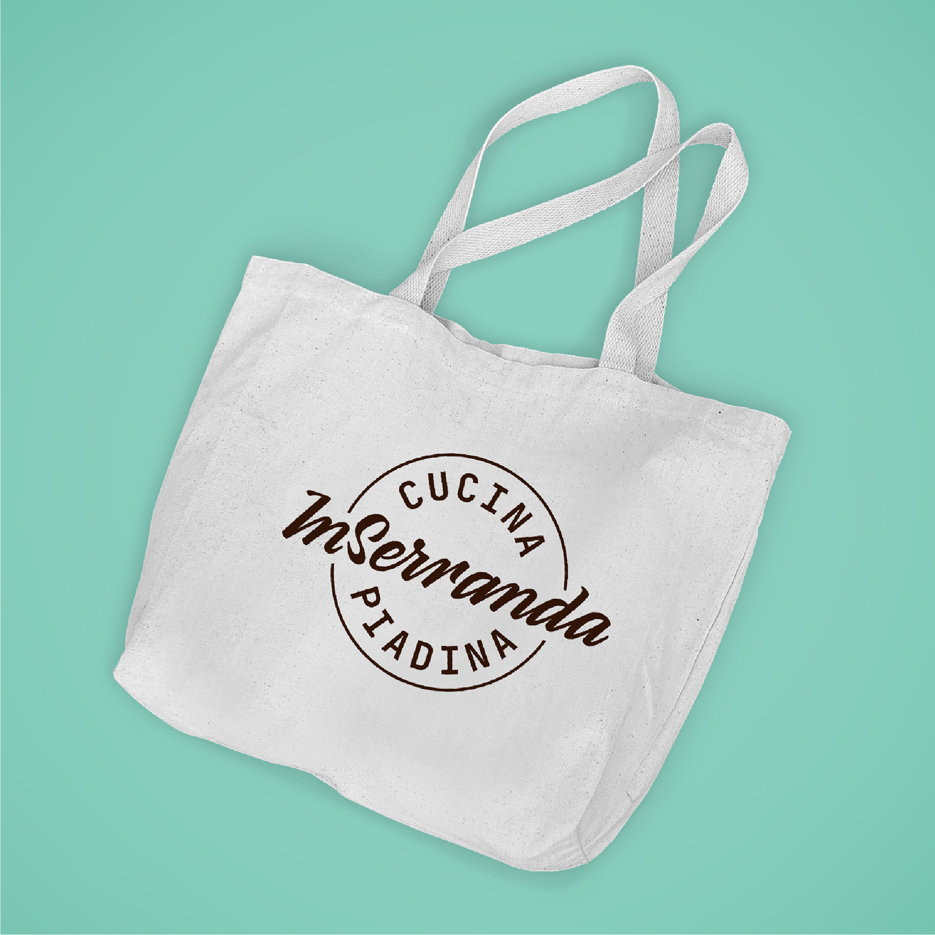 Foto di borsa bianca con il logo di InSerranda Cucina e Piadina.