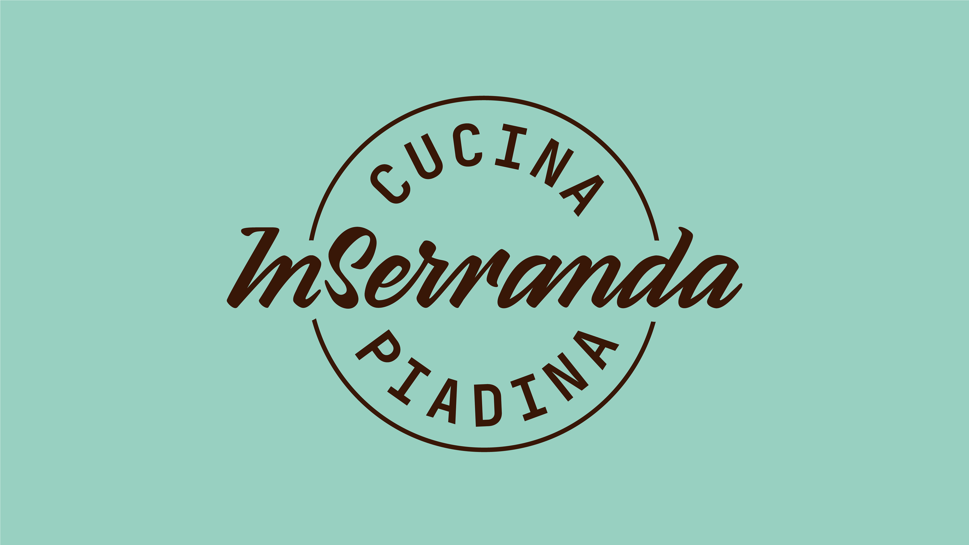 Logo per InSerranda, logotipo calligrafico per un ristorante romagnolo. Il logo è in marrone su fondo verde chiaro.
