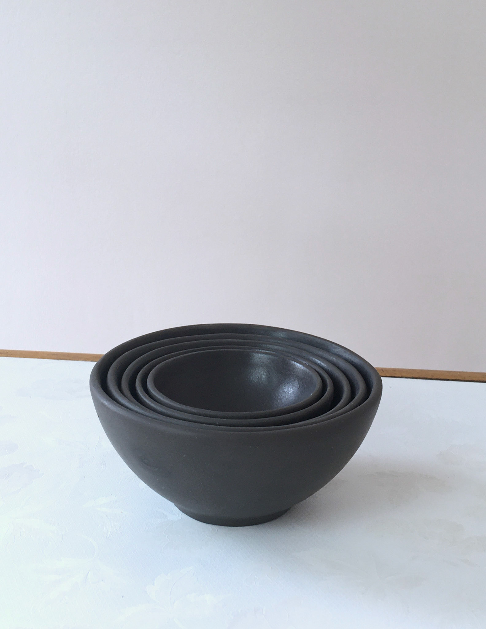 Handgefertigtes Oryoki Schalen Set, 5 teilig, schwarz, Einzelstück aus Steingut.