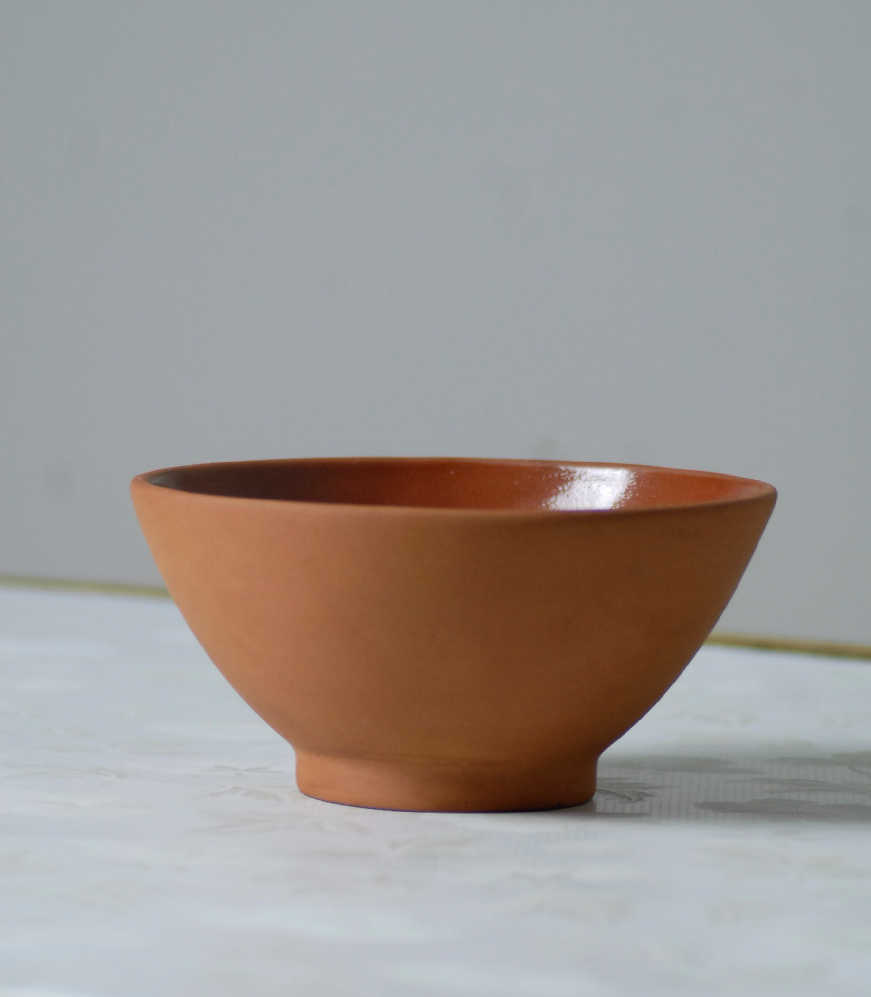 Reisschale oder Buddha-Schale, Suppenschüssel, schwarz oder terracotta, Einzelstücke aus Steingut.