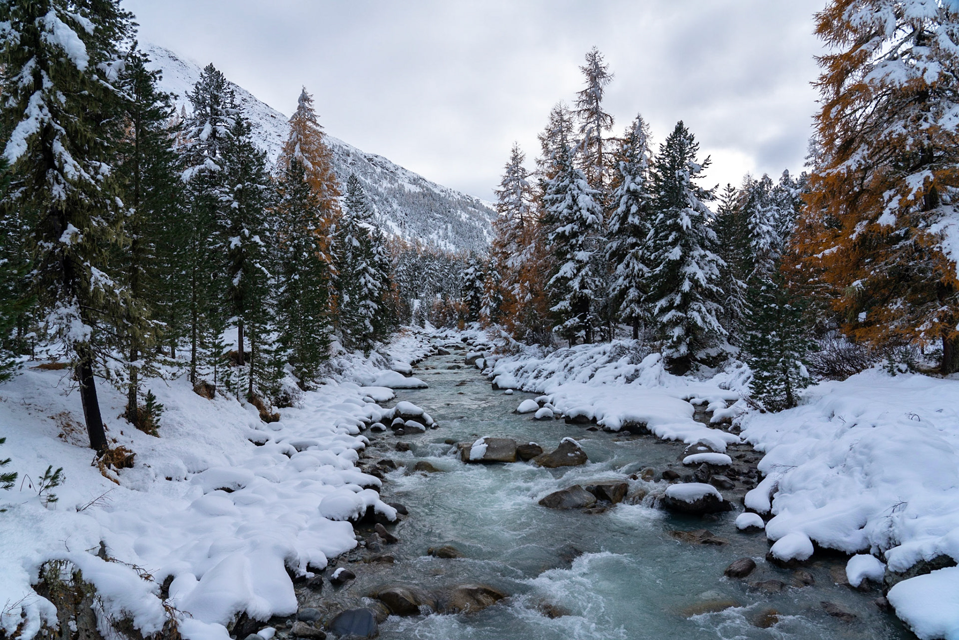 Herbst trifft Winter im Engadin