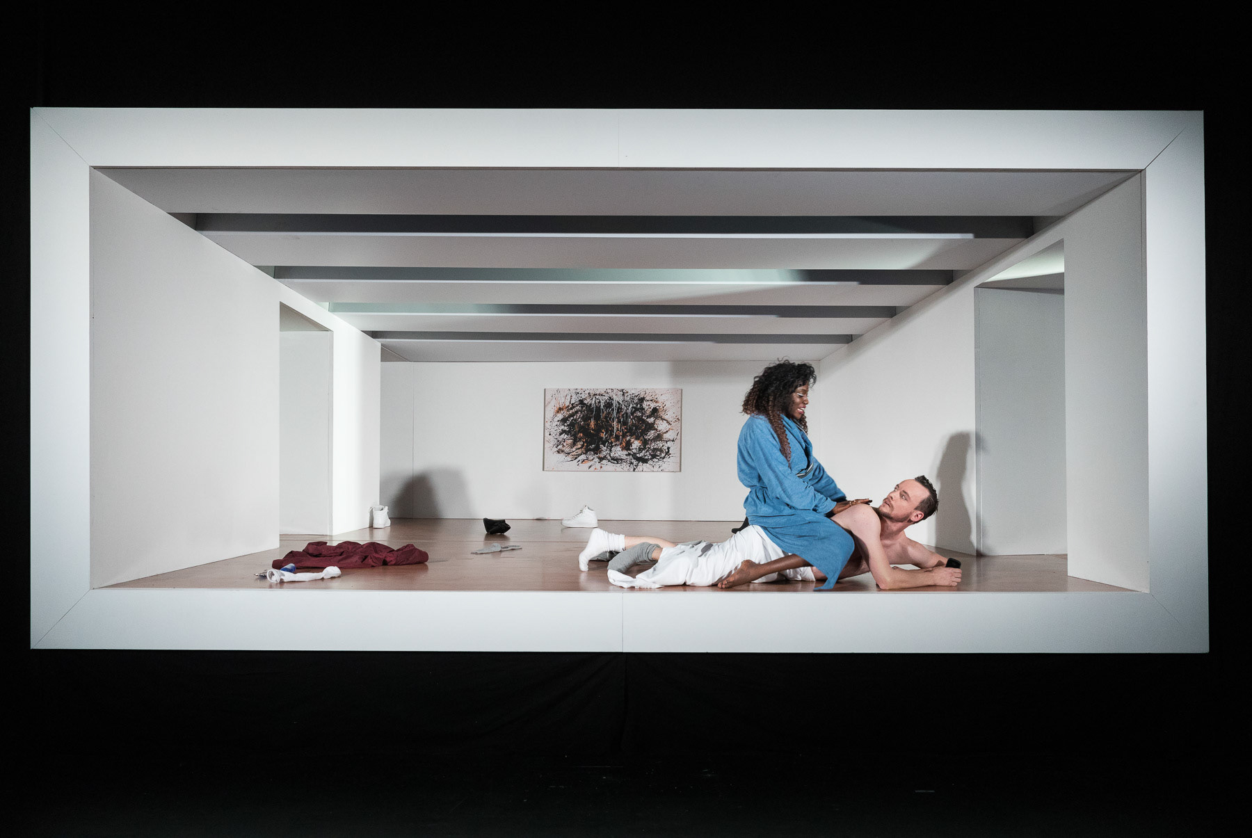 Nancy Mensah-Offei und Raphael Nicholas in " Der Nachmittag der lebenden Toten"