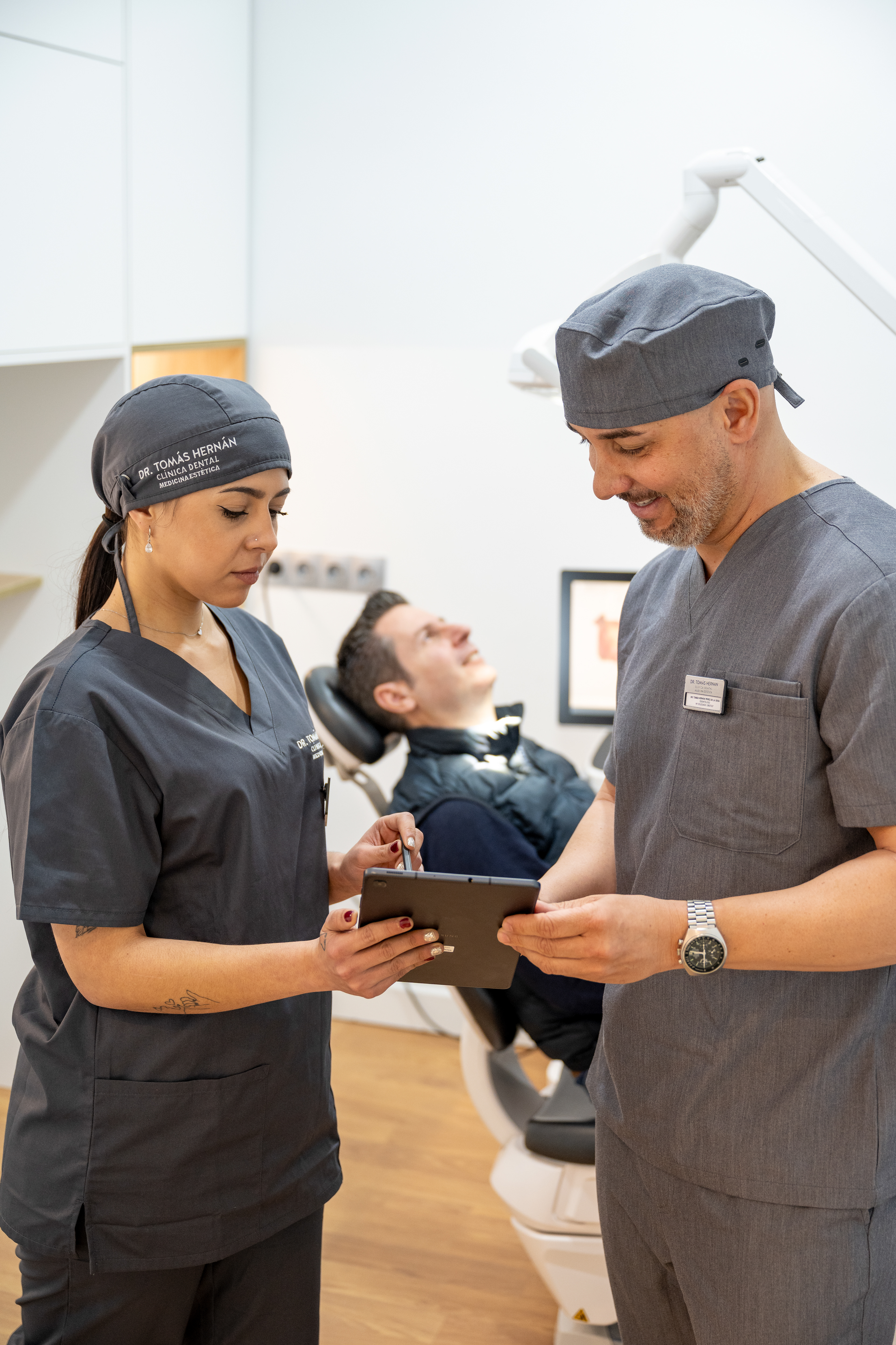 Medico Dentista en consulta con un paciente. Producción profesional para clinica dentista.
