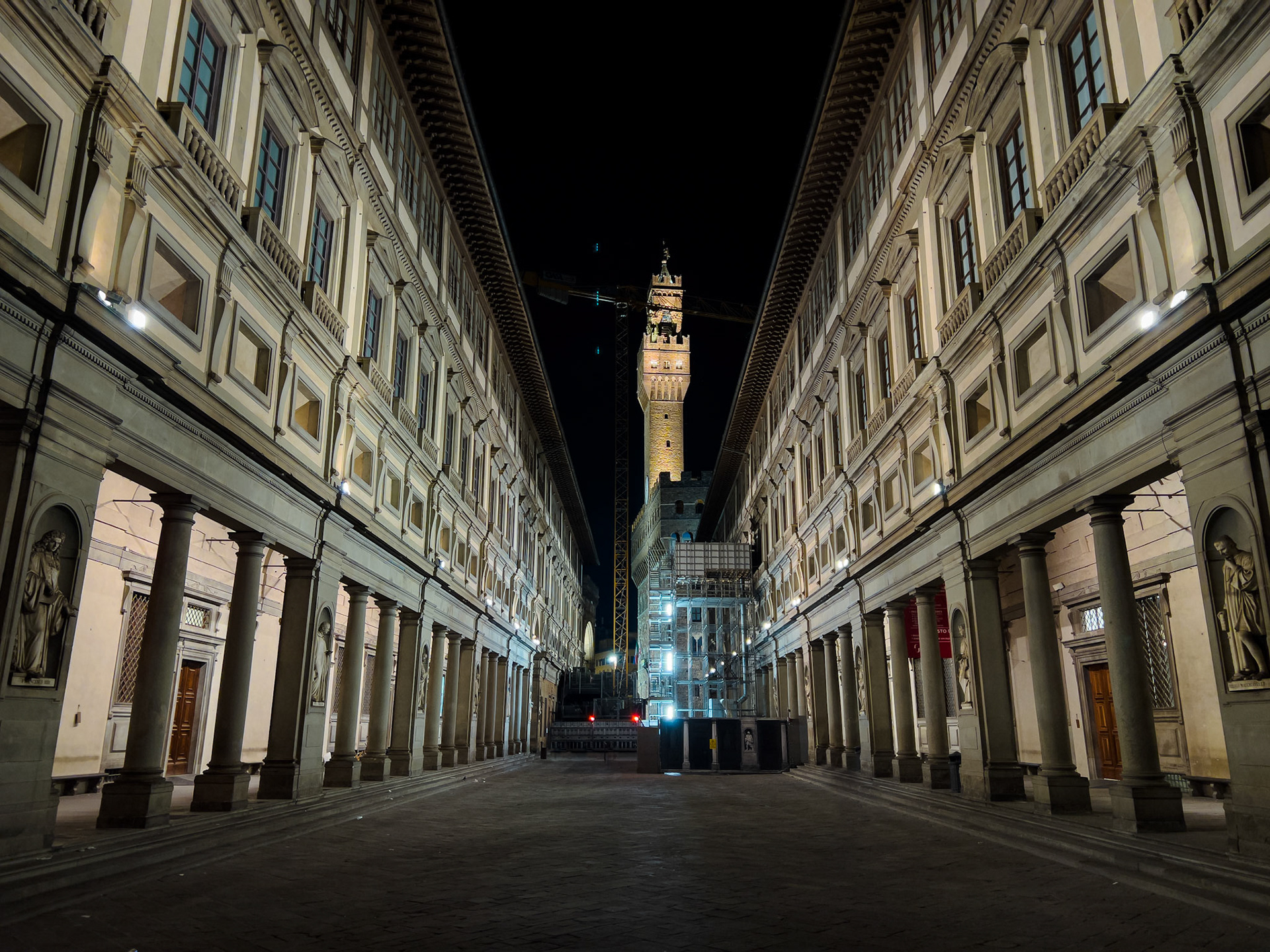 Piazzale degli Uffizi at night