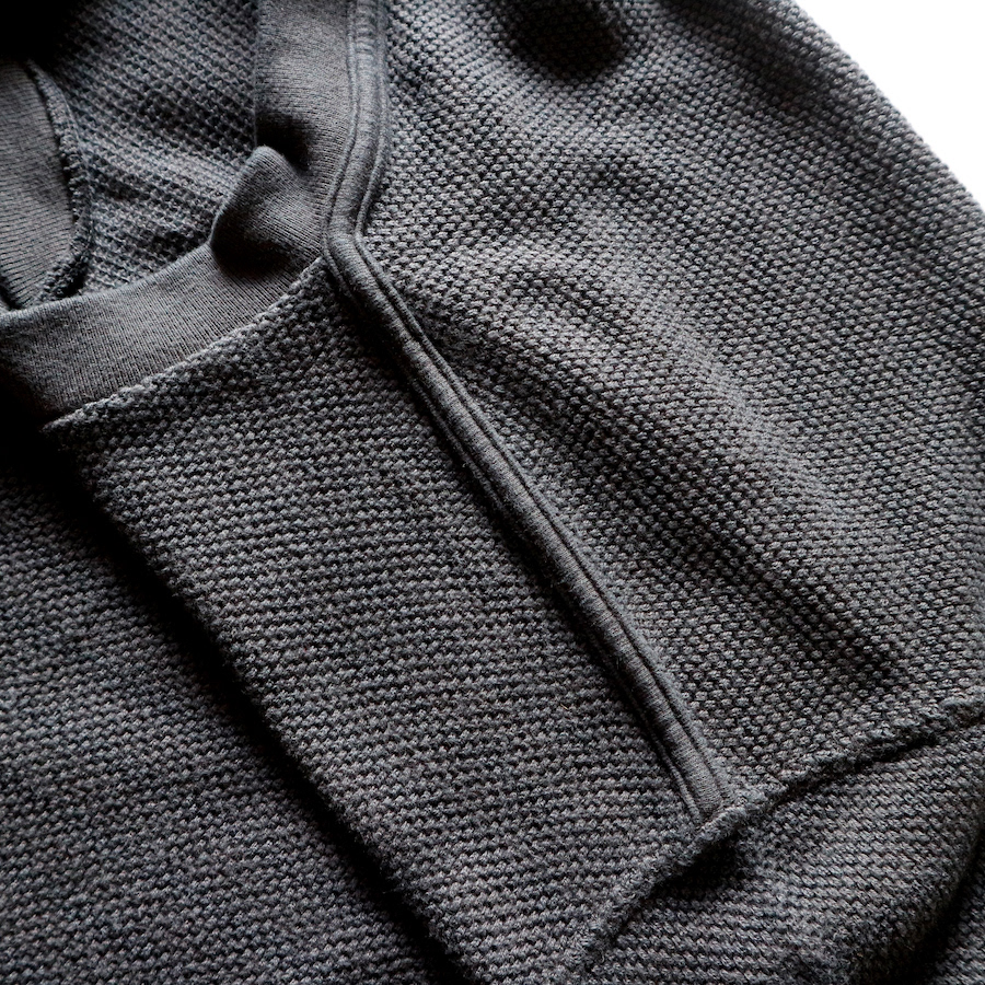 LRC1108 - SHADOW BORDER BIG SEED STITCH KNIT OVERLAPPED CREWNECK