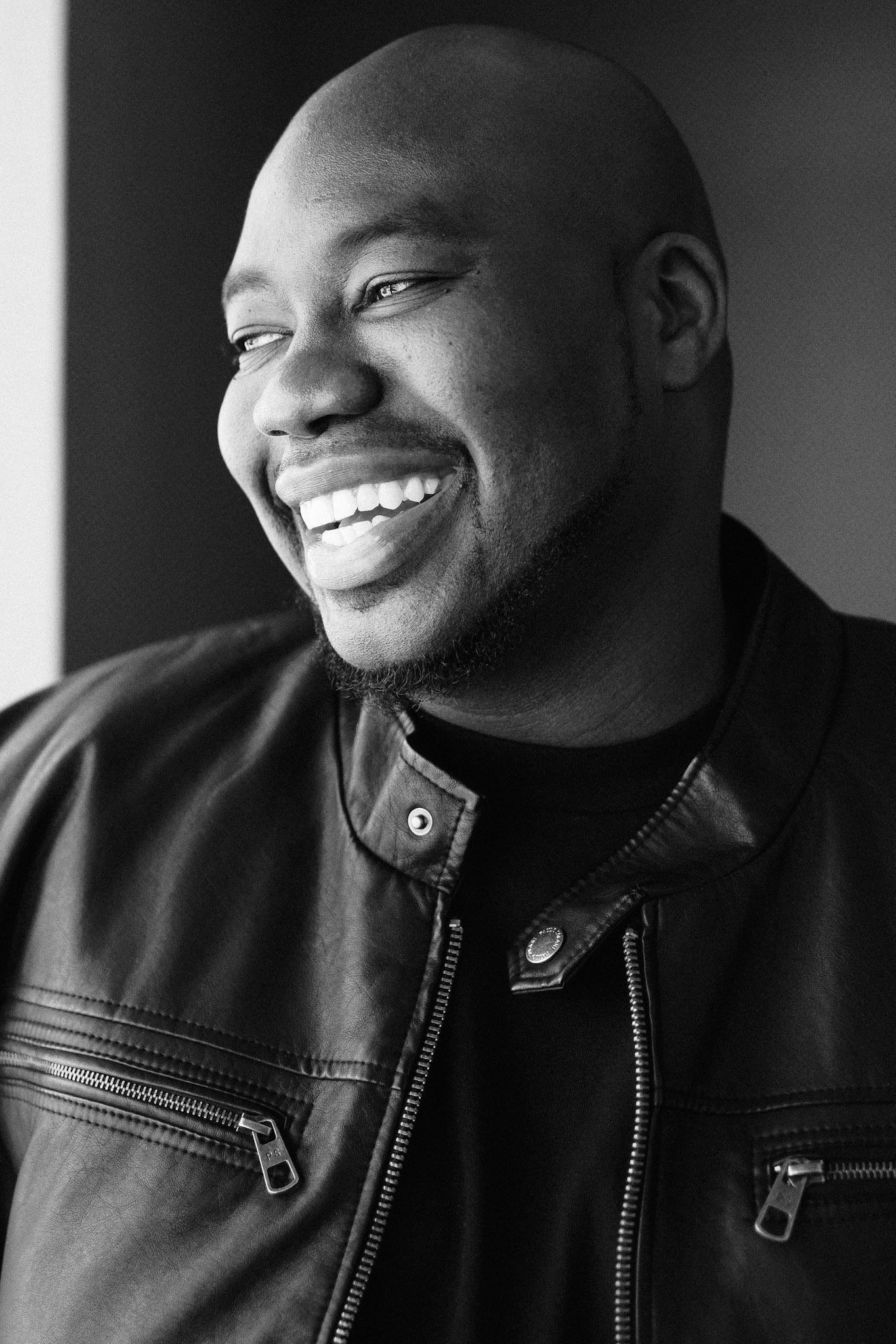 Portrait of the actor and comedian Chris Hanks smiling.