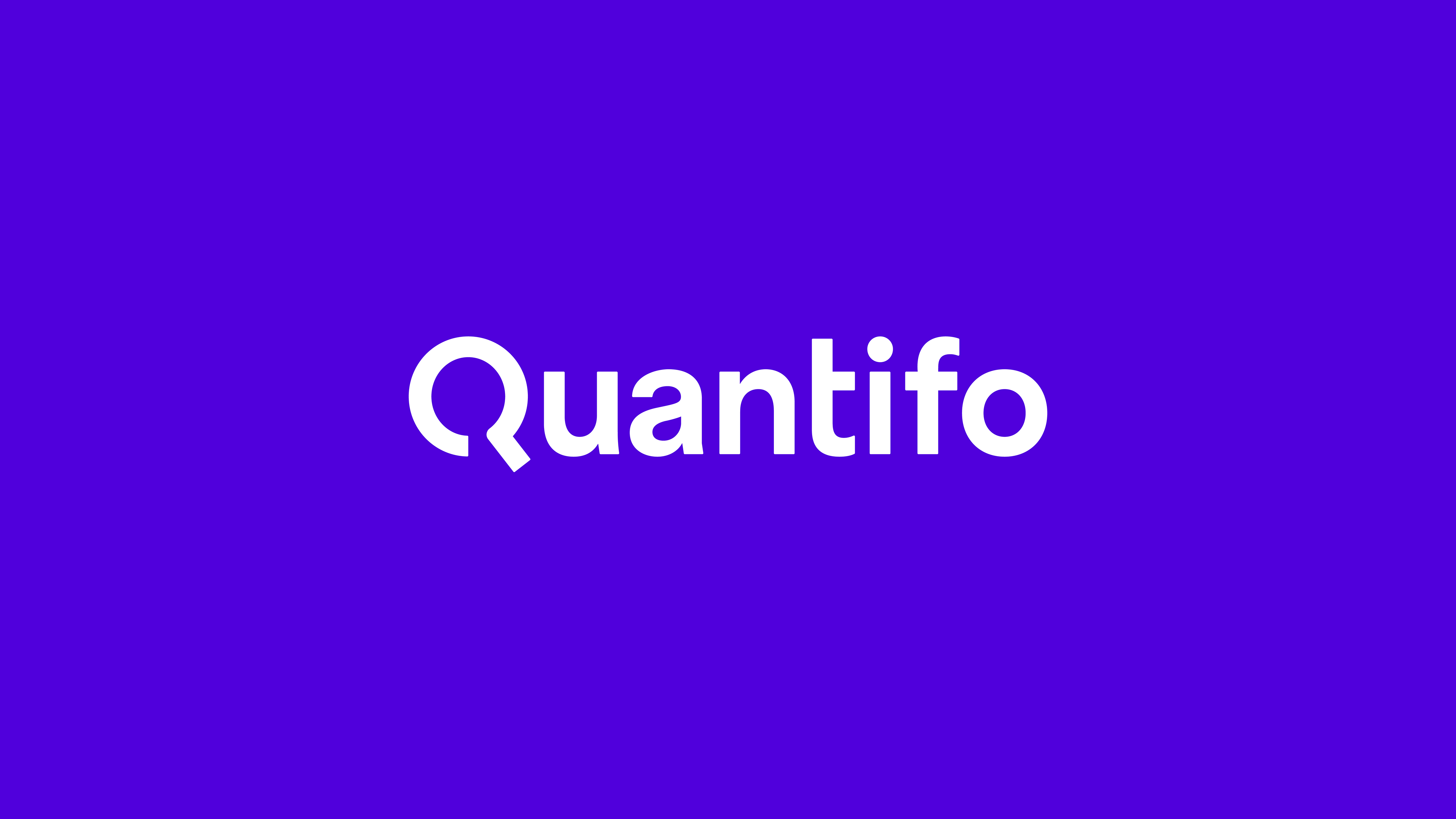 Το τυπογραφικό λογότυπο Quantifo σε μωβ φόντο, βάσει σχεδιασμού εταιρικής ταυτότητας. Ο σχεδιασμός λογοτύπου έχει τυπογραφικό χαρακτήρα, με το σήμα να είναι το γράμμα Q.