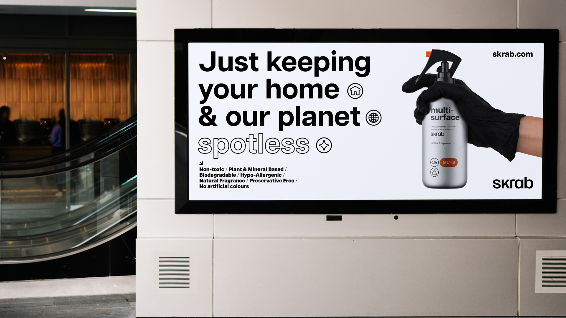 Billboard εξωτερικού χώρου του eco friendly brand καθαριστικών. To billboard αποτελεί διαφήμιση των προϊόντων και βασίζεται στη minimal εταιρική ταυτότητα του brand. Όλα τα στοιχεία είναι ασπρόμαυρα.
