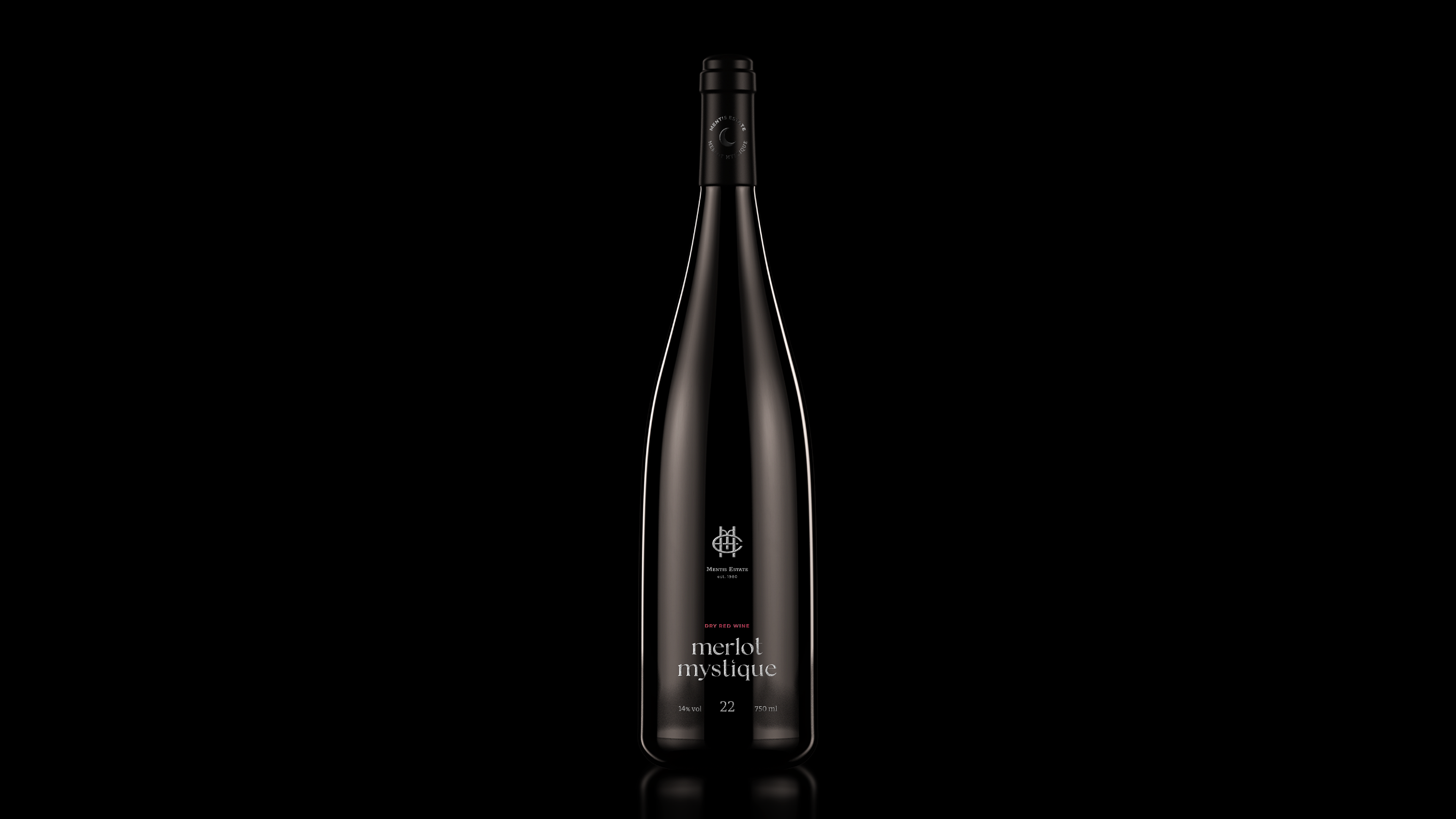 Σχεδιασμός συσκευασίας κρασιού merlot mystique. Βάσει εταιρικής ταυτότητας, η φιάλη και το περικαψύλιο είναι μαύρα. Το σήμα είναι κεντρικό στοιχείο της ετικέτας και η τυπογραφία παραμένει χαμηλά, ώστε να μην παρεμβάλεται στο σήμα. Η all black συσκευασία τονίζεται από το μαύρο φόντο, με το οποίο κάνει αντίθεση από τη λάμψη της φιάλης.