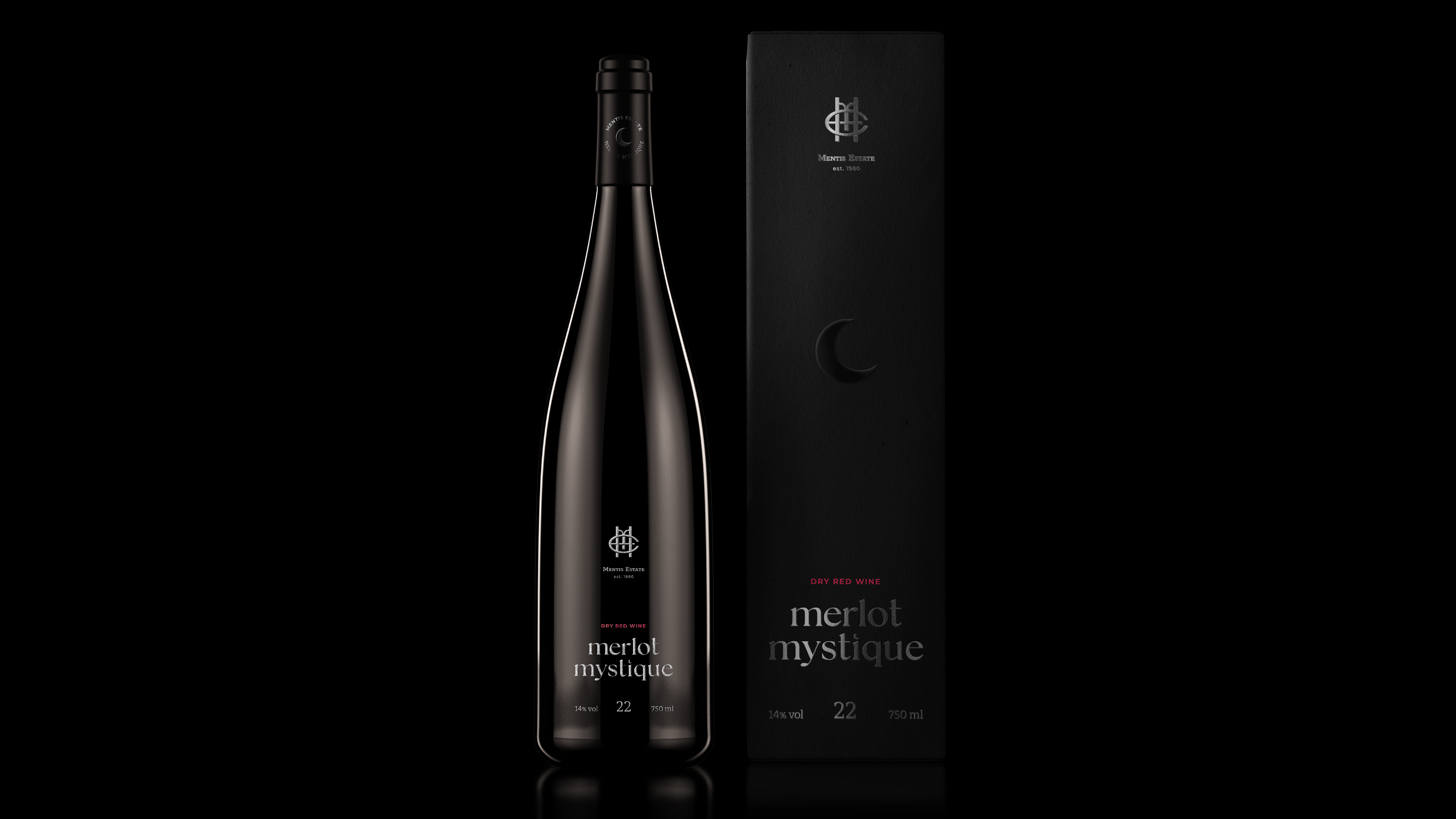 Η all black φιάλλη του merlot mystique δίπλα στη συσκευασία της. Ο σχεδιασμός της συσκευασίας είναι επίσης all black, με τα στοιχεία να είναι ασημοτυπία. Φέρει το σήμα του merlot mystique, τη σελήνη, σε μαύρο χρώμα με τις τεχνικές της βαθυτυπίας και UV, ώστε να γυαλίζει και να ξεχωρίζει από την υπόλοιπη συσκευασία.