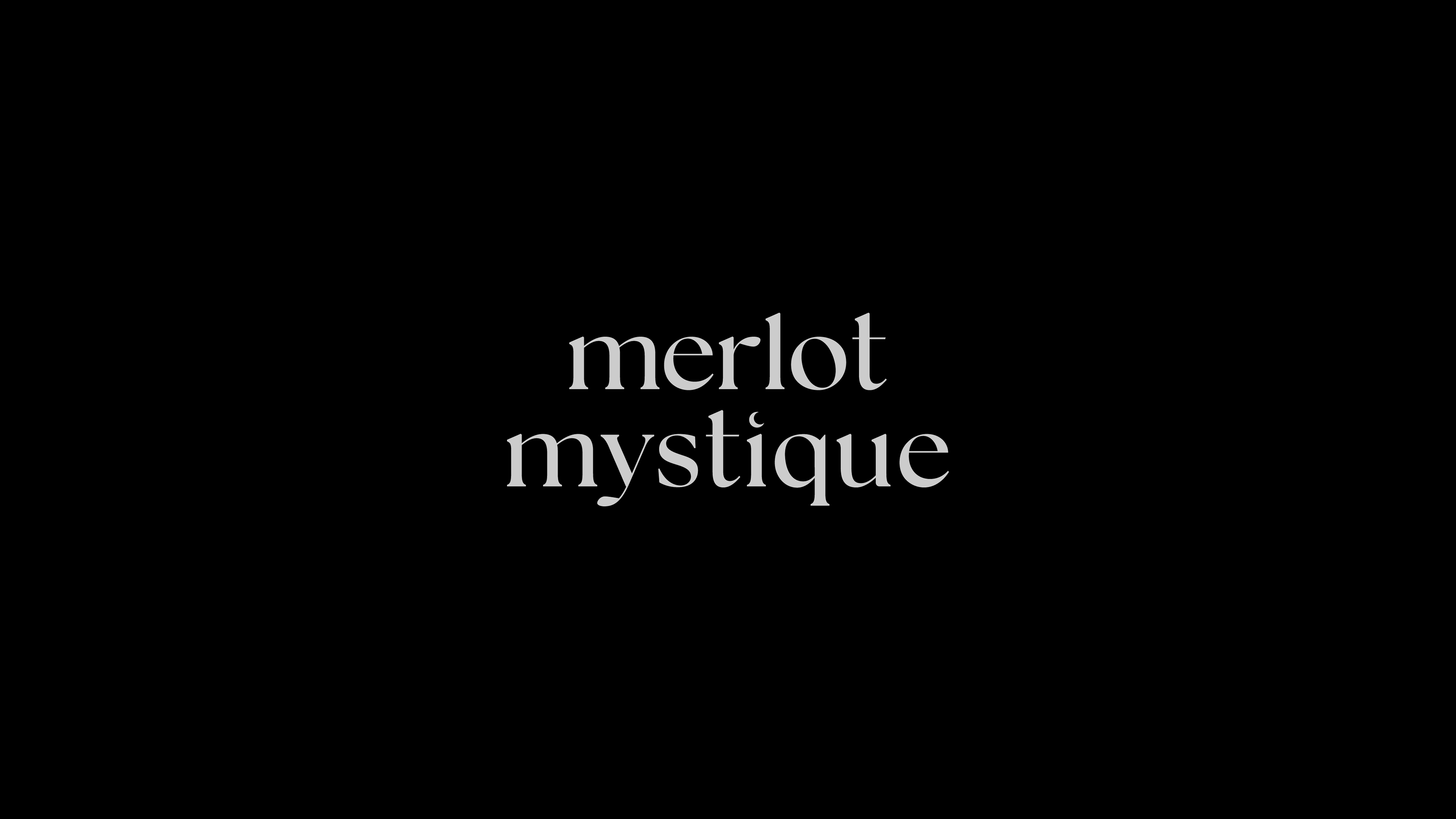 Γραφιστική απόδοση του λογοτύπου merlot mystique σε ασημί χρώμα, πάνω από μαύρο φόντο.