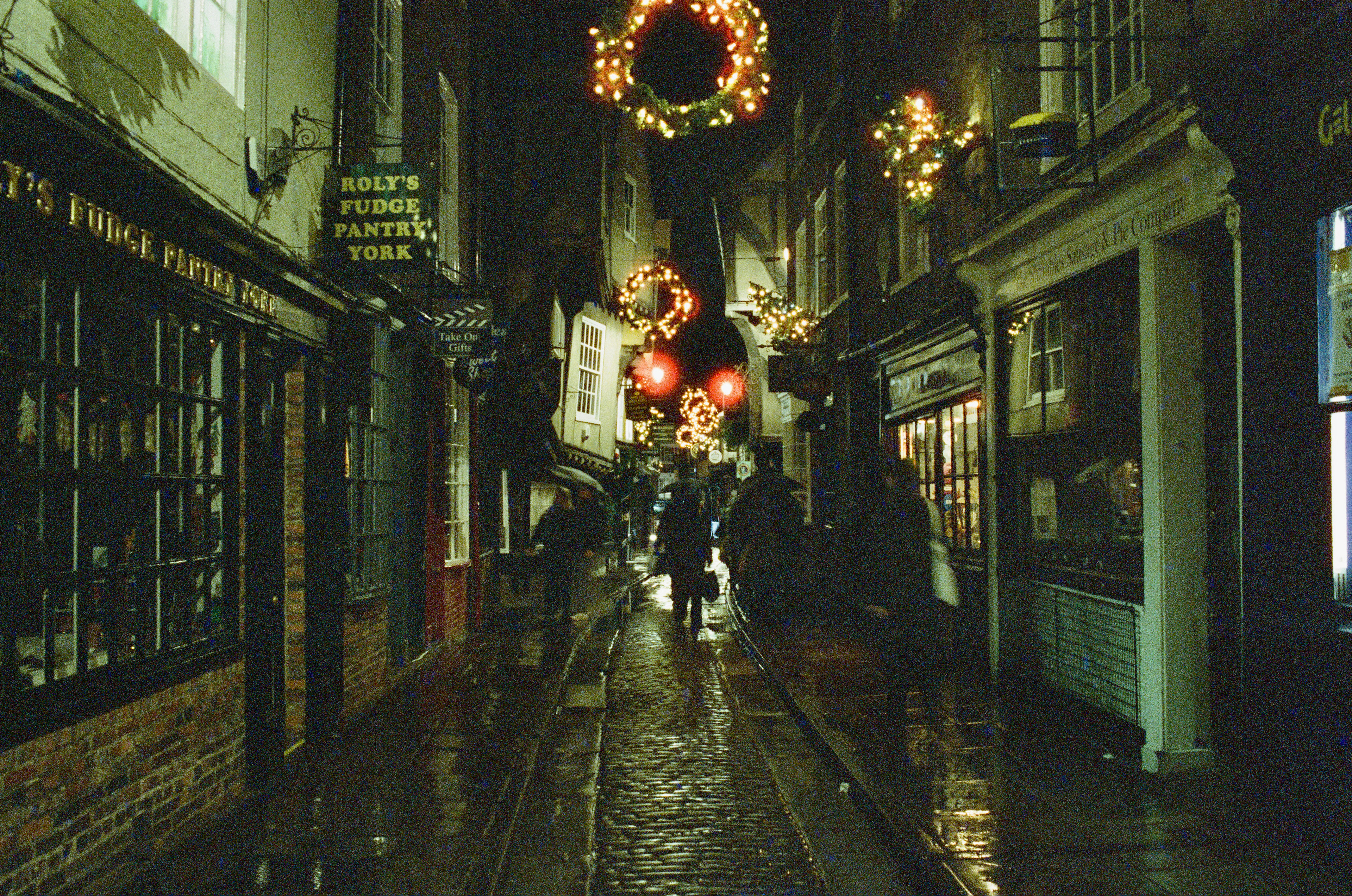 Nikon F5, Carl Zeiss Distagon 35mm ƒ2, Cinestill 800T