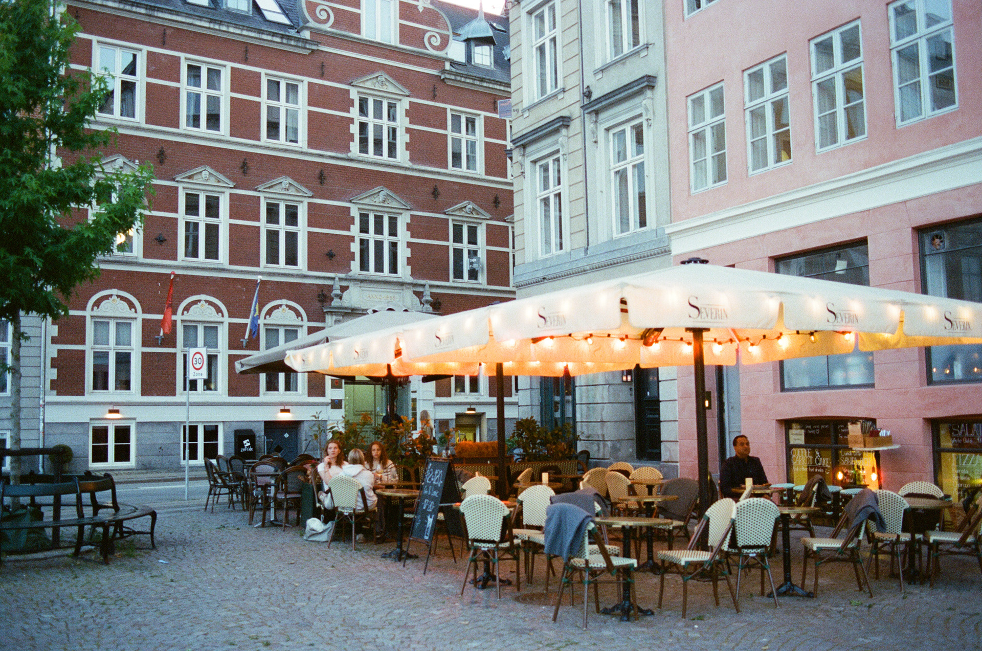 Nikon FM3a, Carl Zeiss Distagon 35mm ƒ2, Cinestill 800T