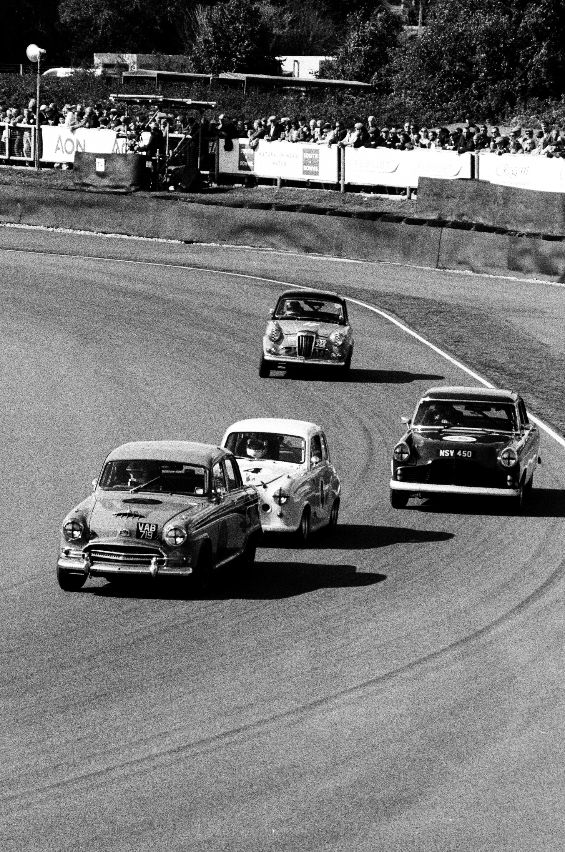 Nikon FM3a, Nikkor AF-D 70-210mm ƒ4-5.6, Kentmere 400 (+2 stops)