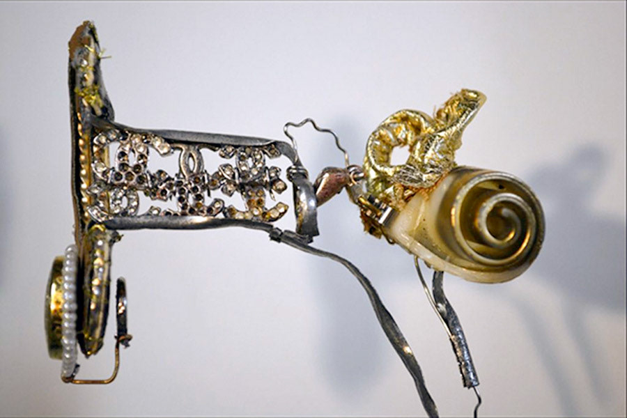 Coco Chanel Button Earring (detail)