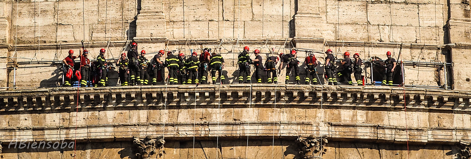 Trabajos de los bomberos en el Coliseo Romano