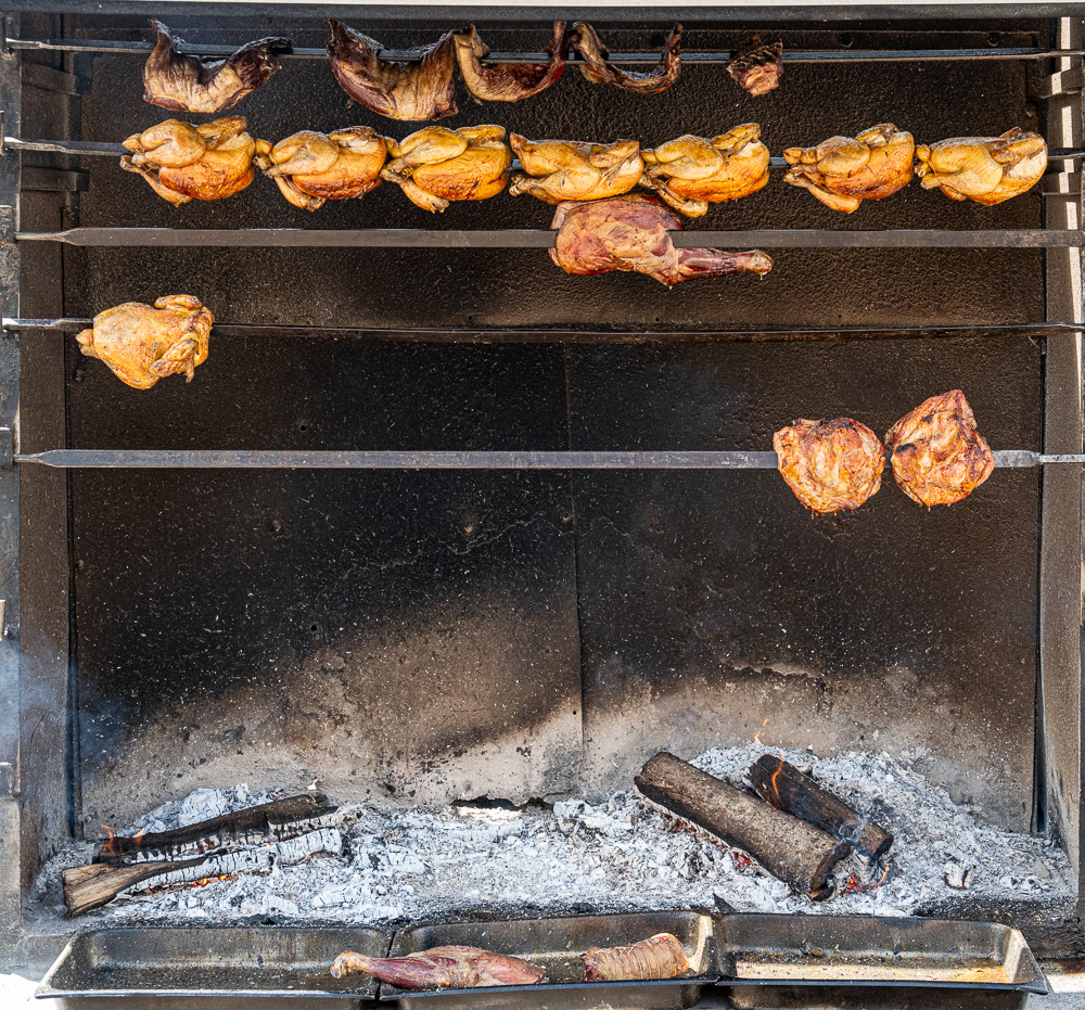 Hähnchen über offenem Feuer