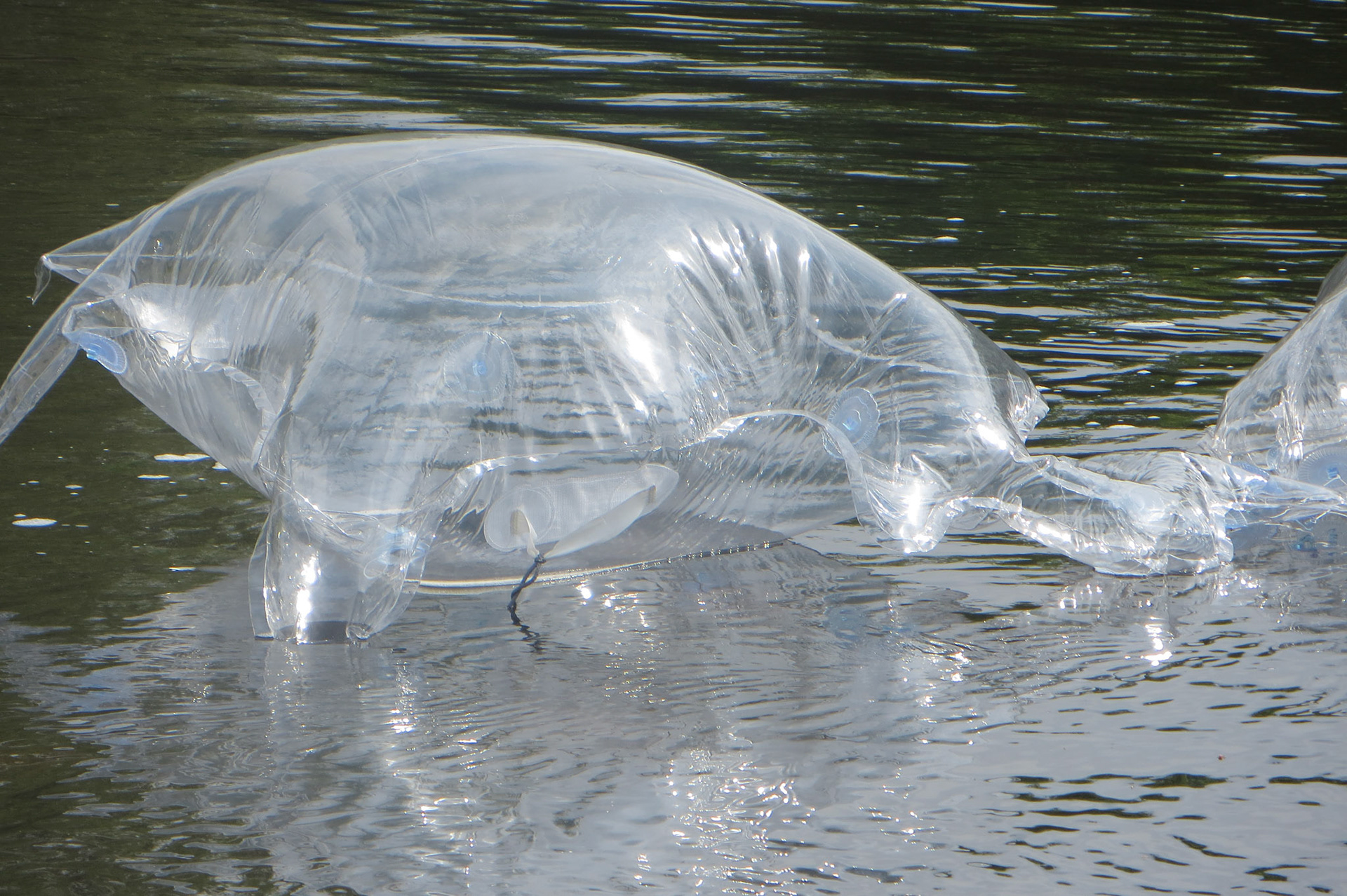 Radeau, détail, 2017, plastique, 10 000 x 4 600 x 800 mm.