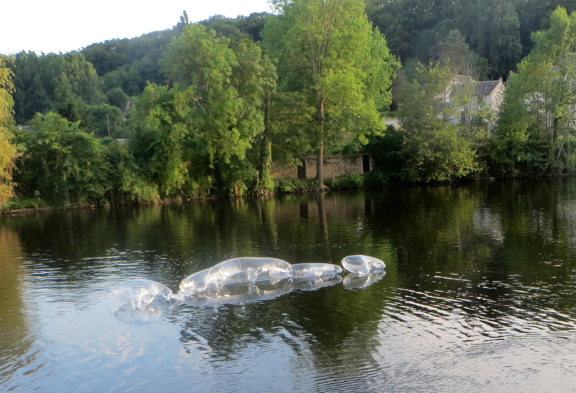 Radeau, 2017, plastique, 10 000 x 4 600 x 800 mm.