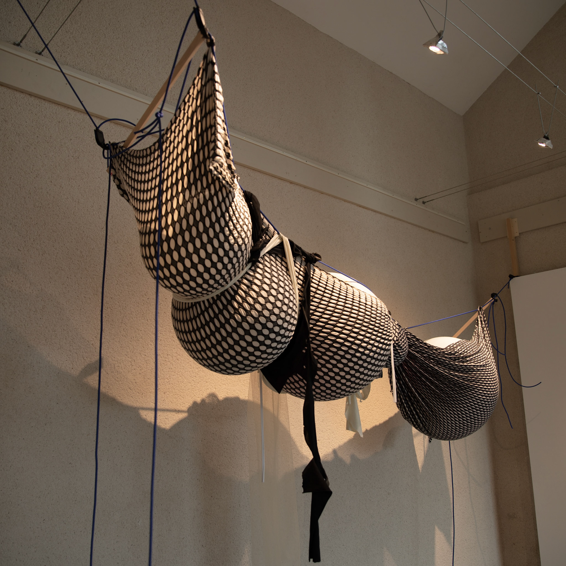 Contre-uns, 2020, Tissus divers, ballons, tendeurs, poids, 2 200 x 4 000 x 800 mm.