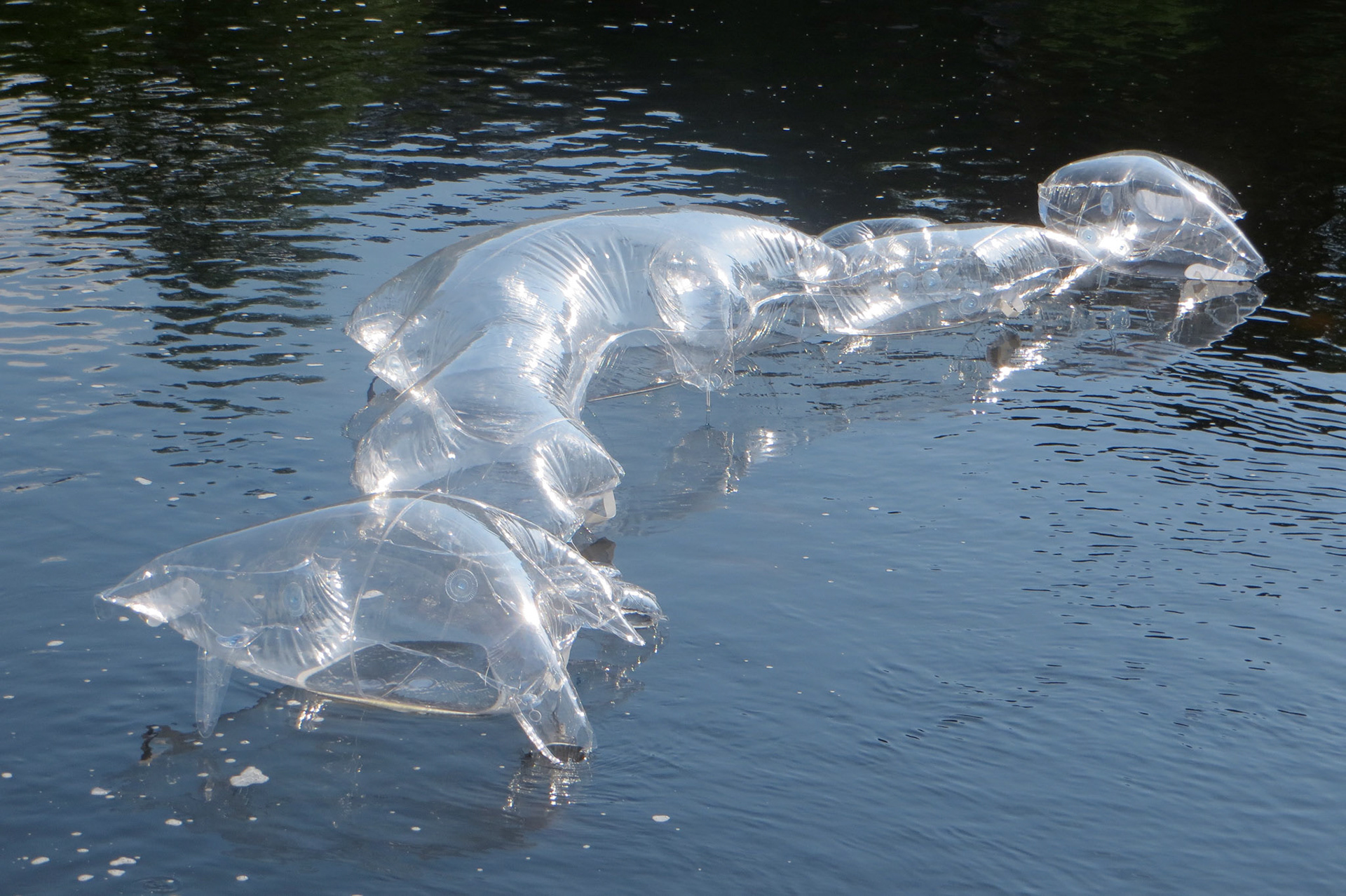 Radeau, 2017, plastique, 10 000 x 4 600 x 800 mm.