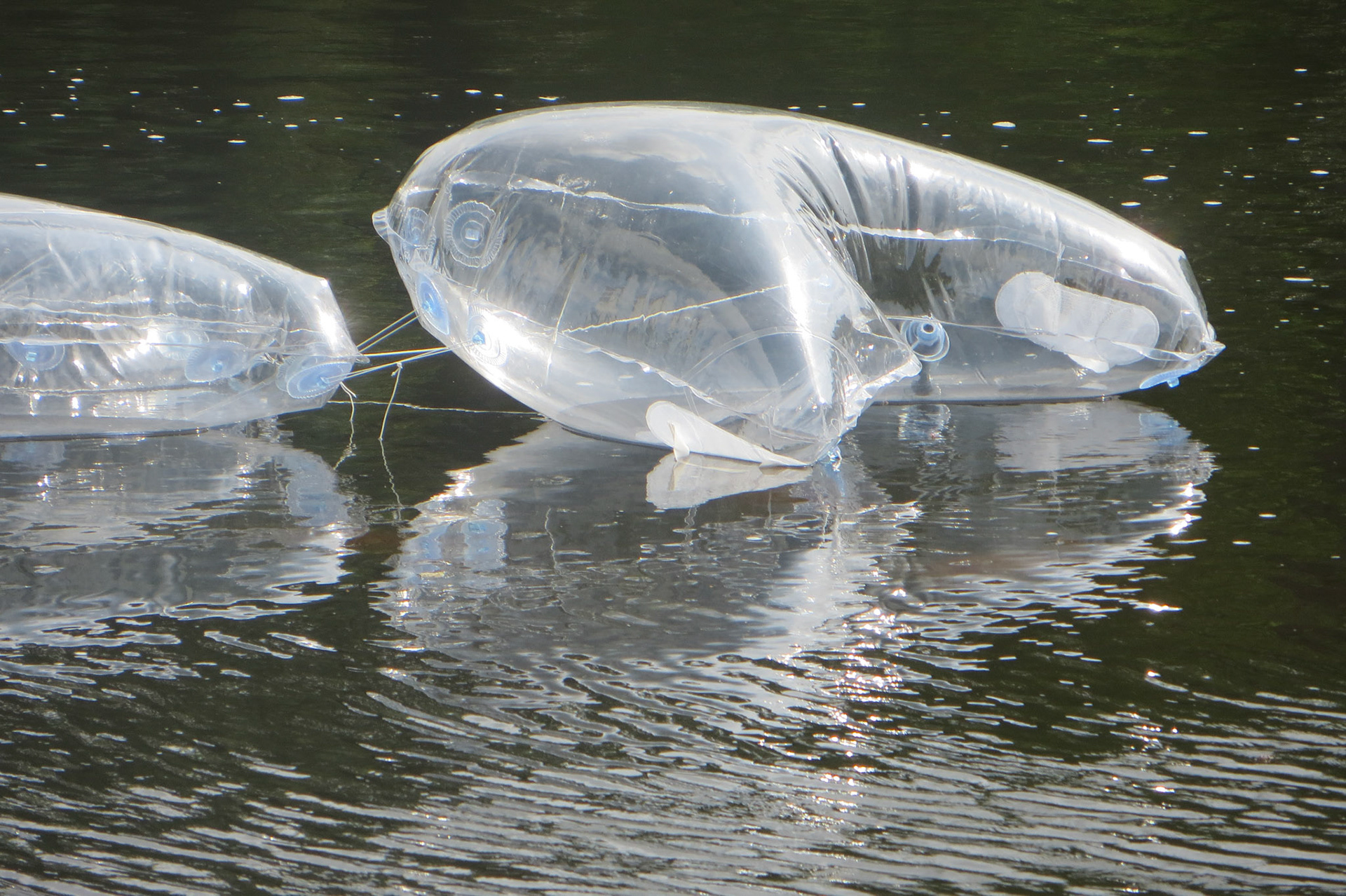 Radeau, détail, 2017, plastique, 10 000 x 4 600 x 800 mm.